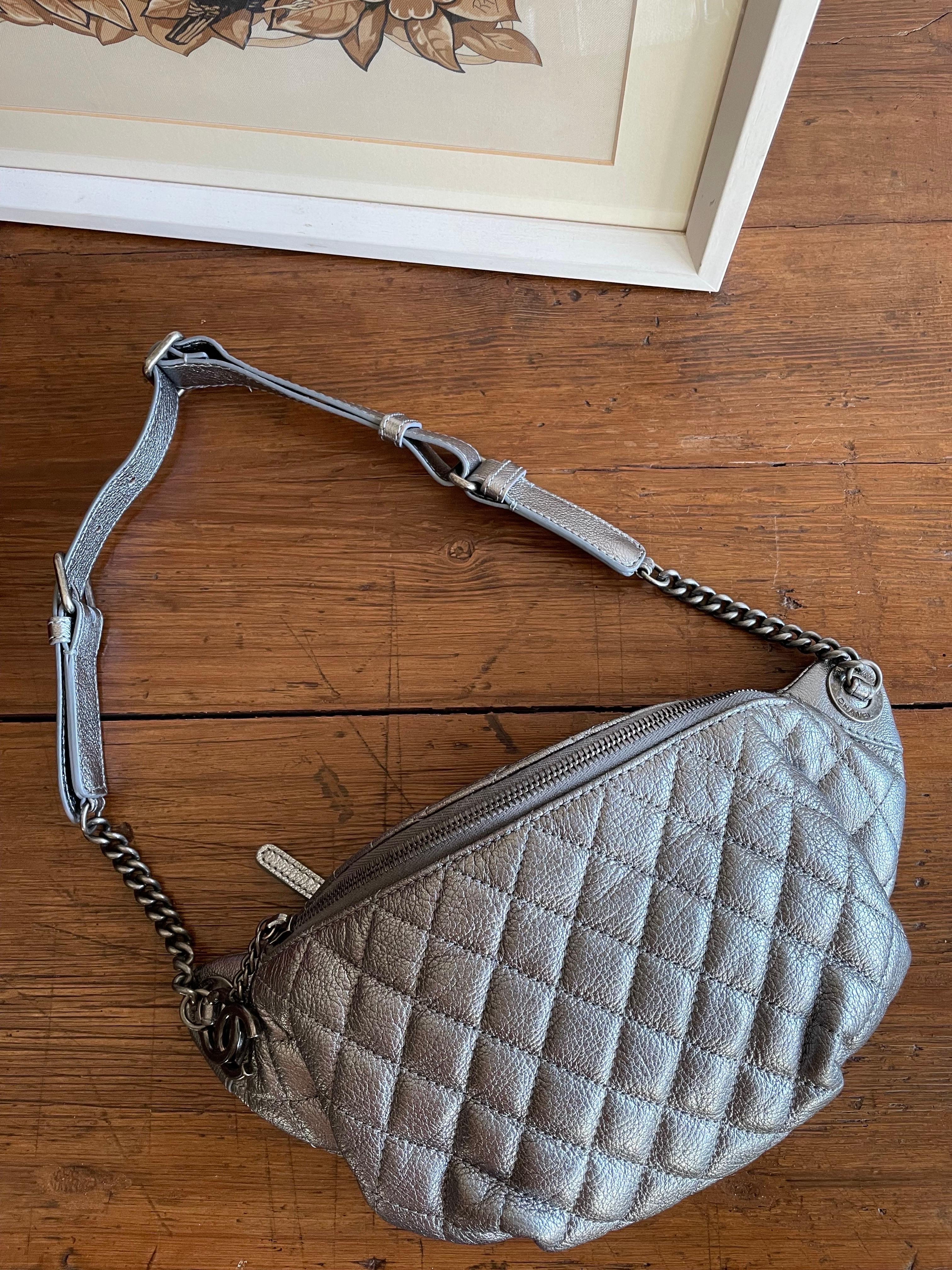 Chanel belt bag in silver leather. In Excellent Condition For Sale In Carnate, IT