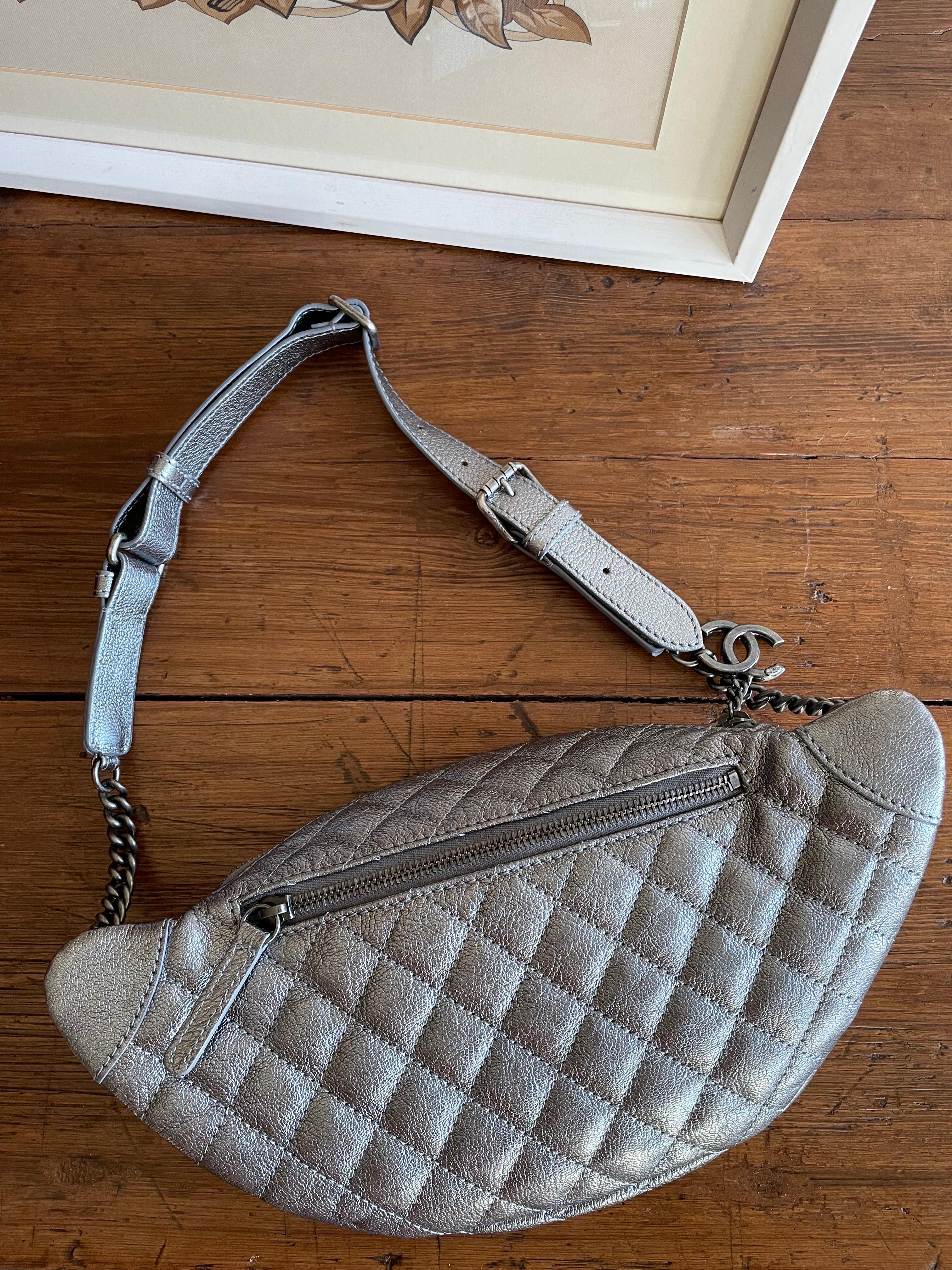 Chanel belt bag in silver leather. For Sale 1