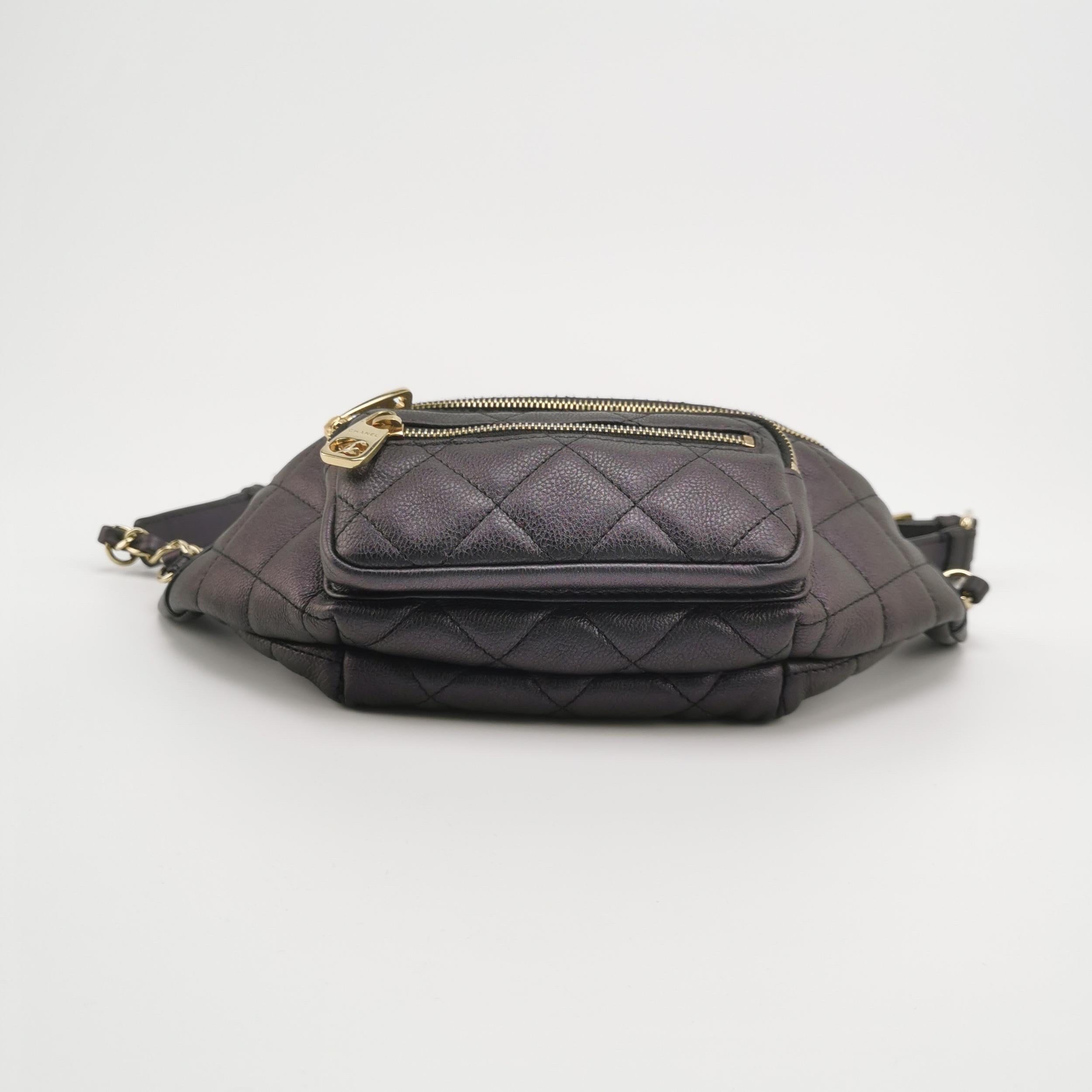 Chanel Belt Bag Navy Shiny Calfskin Skin Leather Gold-tone Hardware In Excellent Condition For Sale In AUBERVILLIERS, FR