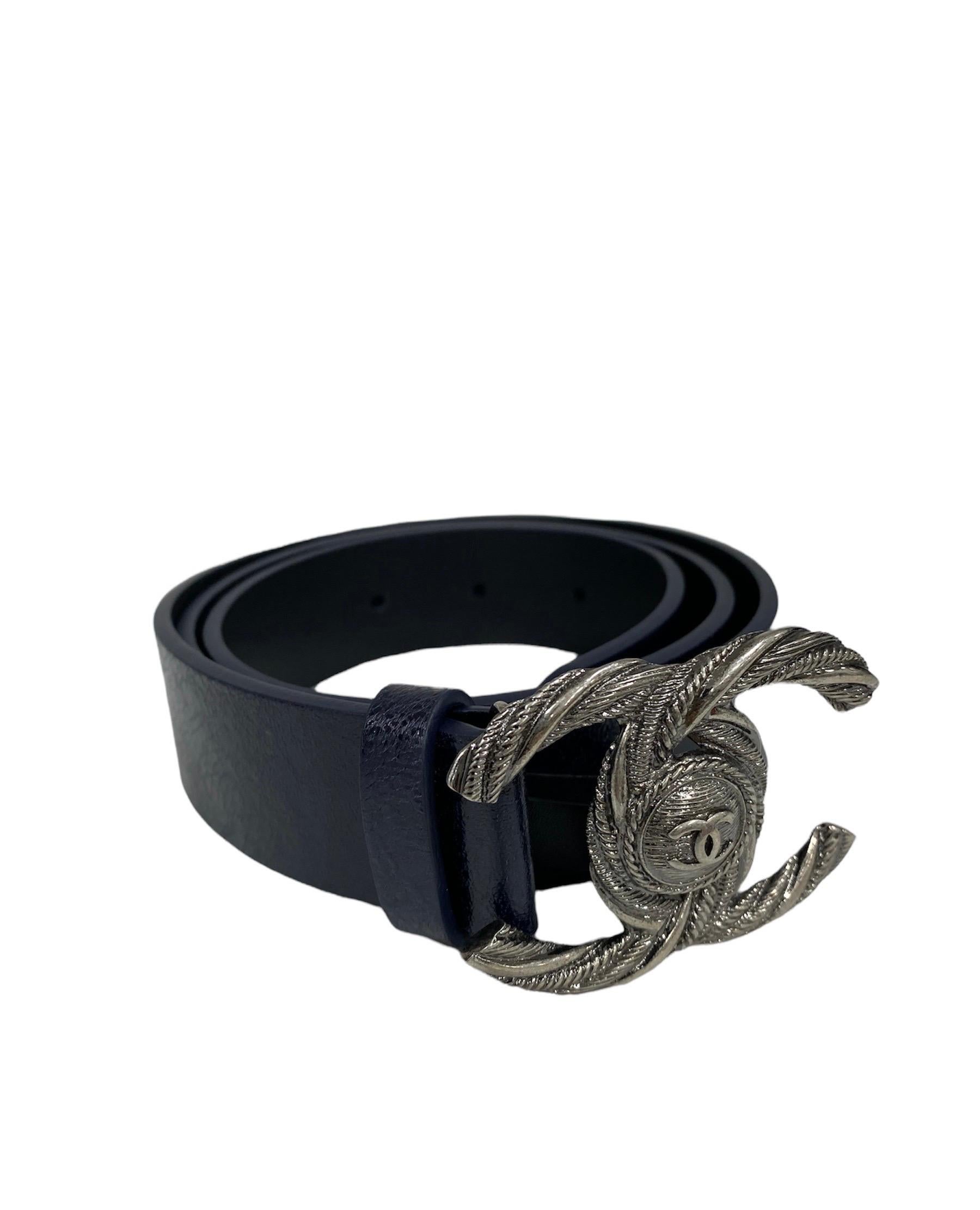 Chanel designer belt, made of smooth blue leather with silver hardware.
It measures 85cm in length and 3cm in height. Equipped with a buckle with embedded CC logo. Conditions like new.