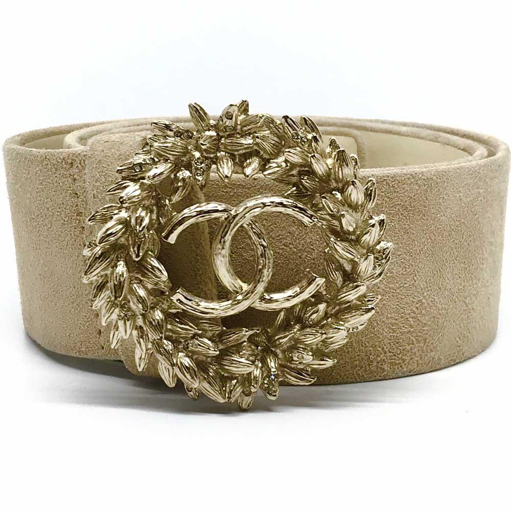 The belt is from Maison CHANEL. It is made of beige suede including the iconic CC symbol made of pale gold toe metal and adorned with rhinestones.
The piece is in very good condition. It corresponds to a size 85 (FR) and a size 34 (US). Belt width: