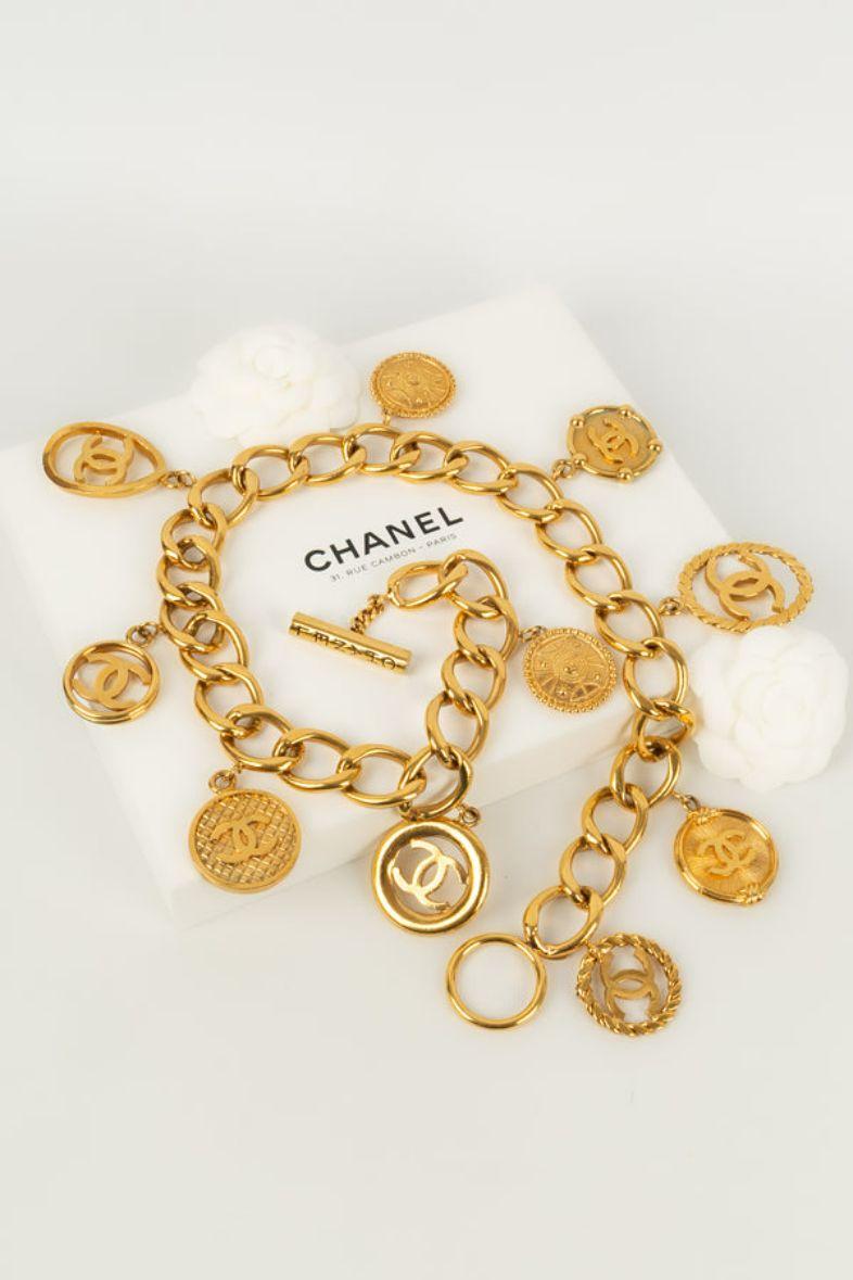 Chanel - (Made in France) Belt charms in gold metal. Spring/Summer 1993 collection.

Additional information: 
Dimensions: Length: 76 cm
Condition: Very good condition
Seller Ref number: CCB110