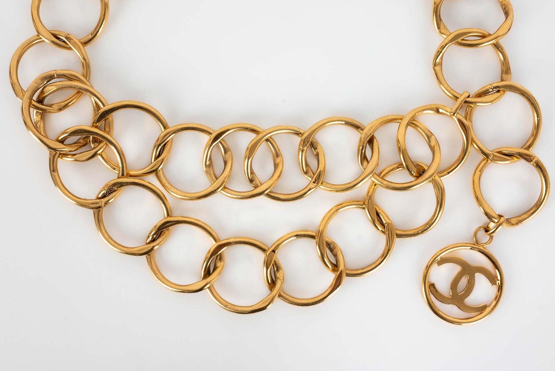 Chanel - (Made in France) Belt composed of big links in gold-plated metal from the beginning of the 1990s. 2cc9 Collection.

Additional information:
Condition: Very good condition
Dimensions: Length: 96 cm
Period: 20th Century

Seller Reference: