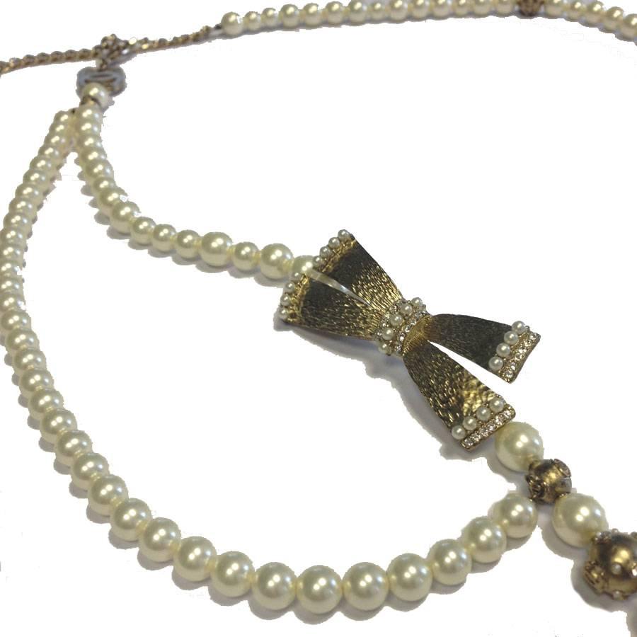 Superb Chanel belt pearly pearls and bow paved with mini pearls and rhinestones, some gilded metal beads with a CC.

One of the most beautiful we have had in the hands! Never worn. 

Flat dimensions: Length at the shortest : 42 cm, length at the