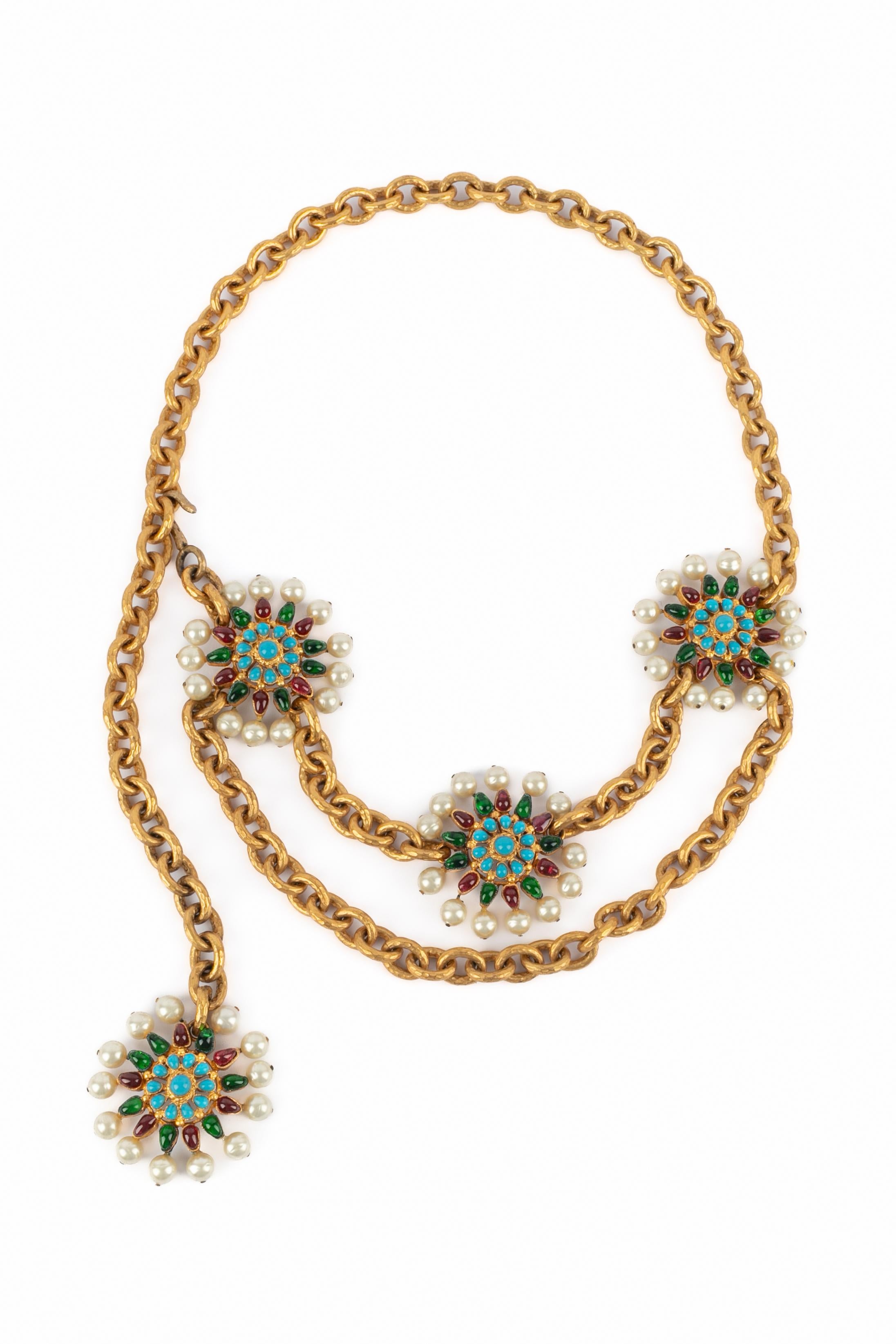 CHANEL - (Made in France) Collector's golden metal belt with costume pearls and colorful glass paste. 1993 Fall-Winter Collection under the artistic direction of Karl Lagerfeld.

Condition:
Very good condition

Dimensions:
Length: 87 cm

SKU:CCB36


