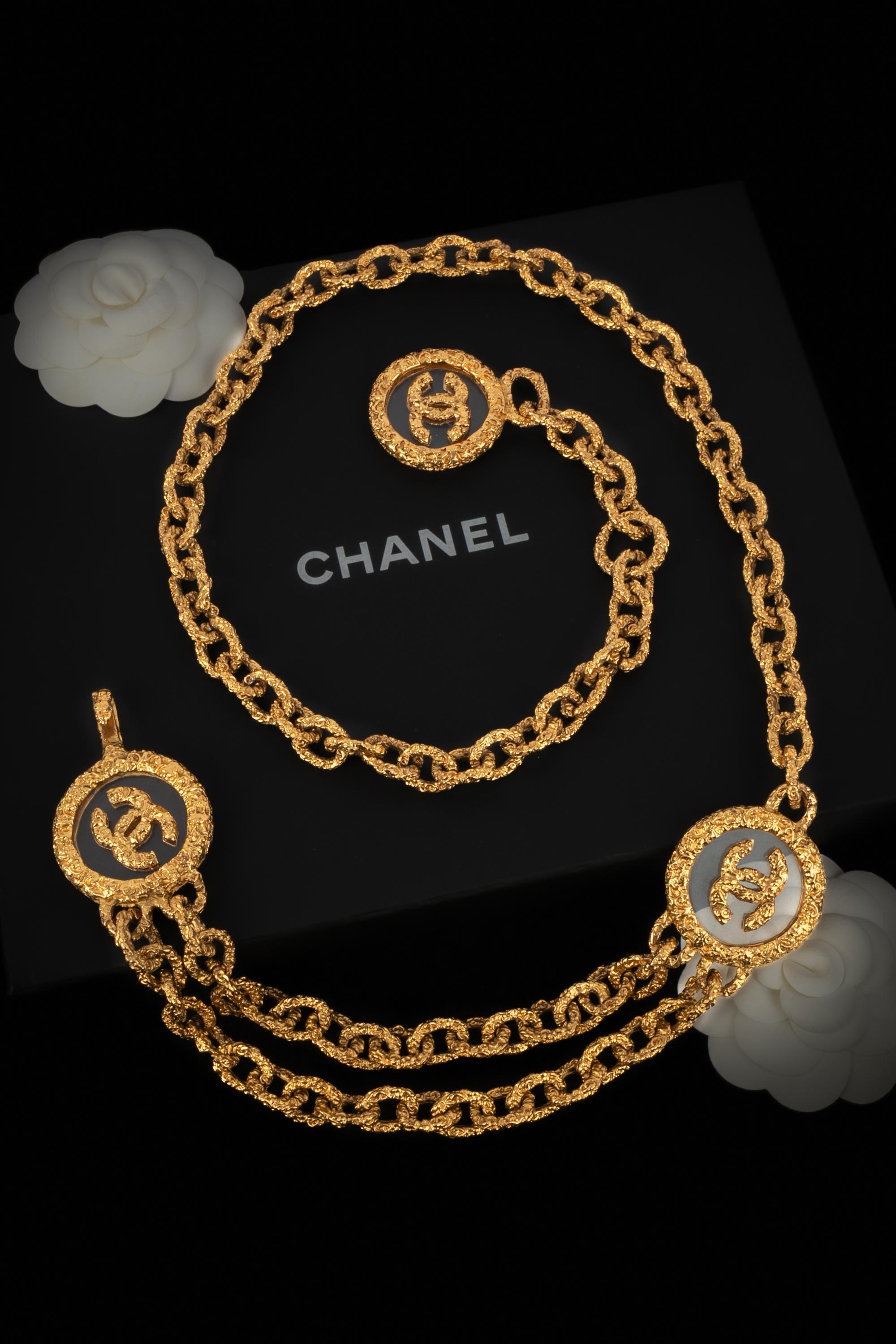 Chanel - (Made in France) Cintura in metallo dorato e lucite. Collezione Autunno-Inverno 1993 sotto la direzione artistica di Karl Lagerfeld.

Condizioni:
Ottime condizioni

Dimensioni:
Lunghezza: 92 cm

SKU:CCB90