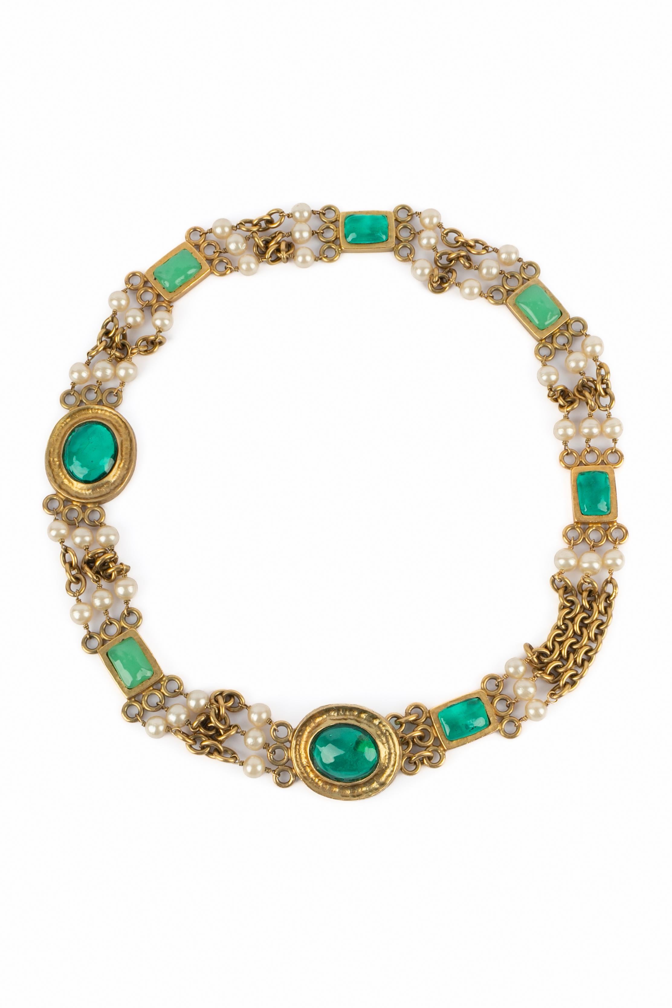 CHANEL - (Made in France) Golden metal jewelry belt with costume pearls and green glass paste. 1994 Spring-Summer Collection under the artistic direction of Karl Lagerfeld.

Condition:
Very good condition

Dimensions:
Length: 81 cm

SKU:CCB46