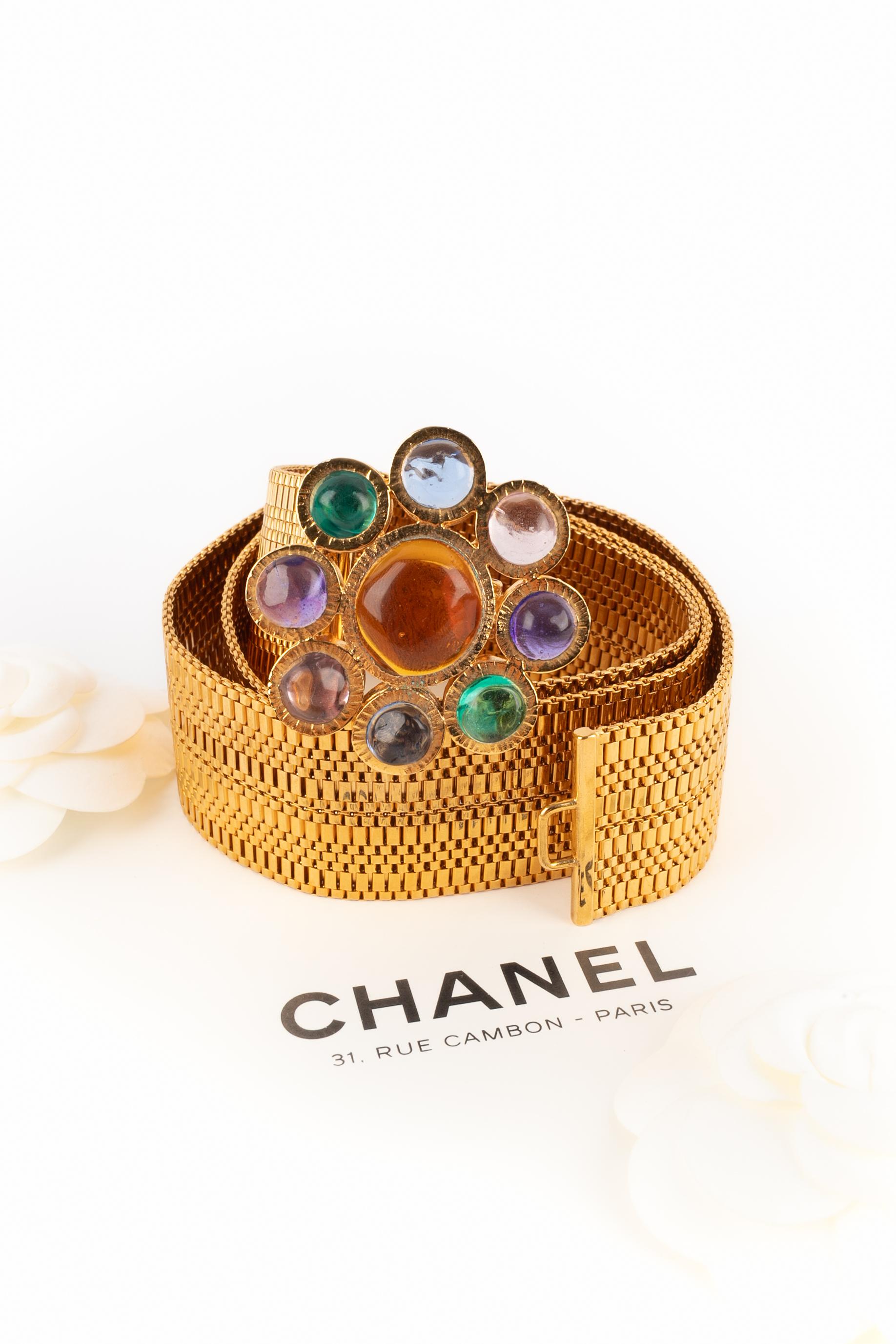 CHANEL - (Made in France) Golden metal jewelry belt with a colorful glass paste buckle. 1995 Fall-Winter Collection under the artistic direction of Karl Lagerfeld.

Condition:
Very good condition

Dimensions:
Length: 80 cm

SKU:CCB3