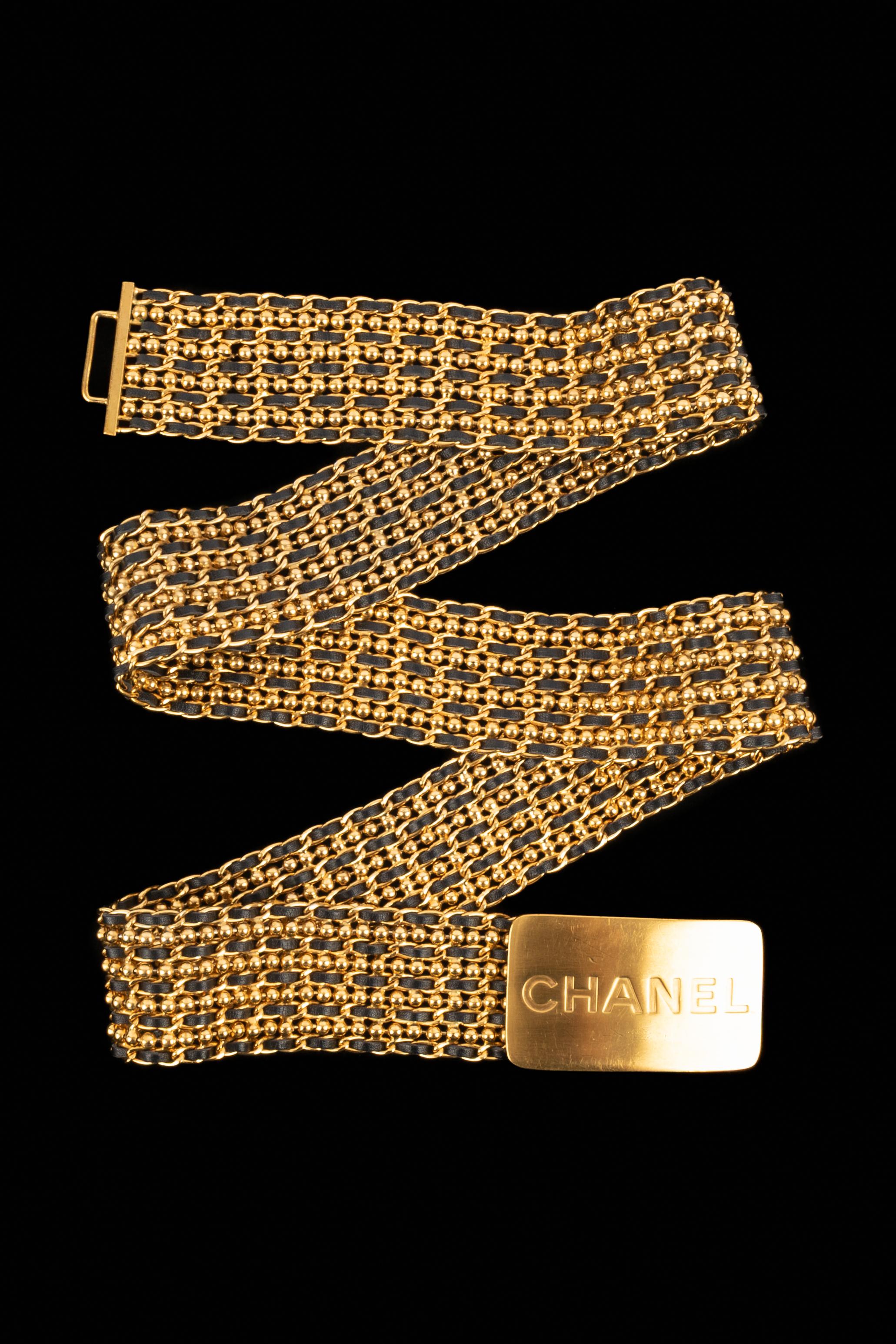 CHANEL - (Made in France) Golden metal and leather belt. 1996 Fall-Winter Collection under the artistic direction of Karl Lagerfeld.

Condition:
Very good condition

Dimensions:
Length: 88 cm - Width: 3.8 cm

SKU:CCB17