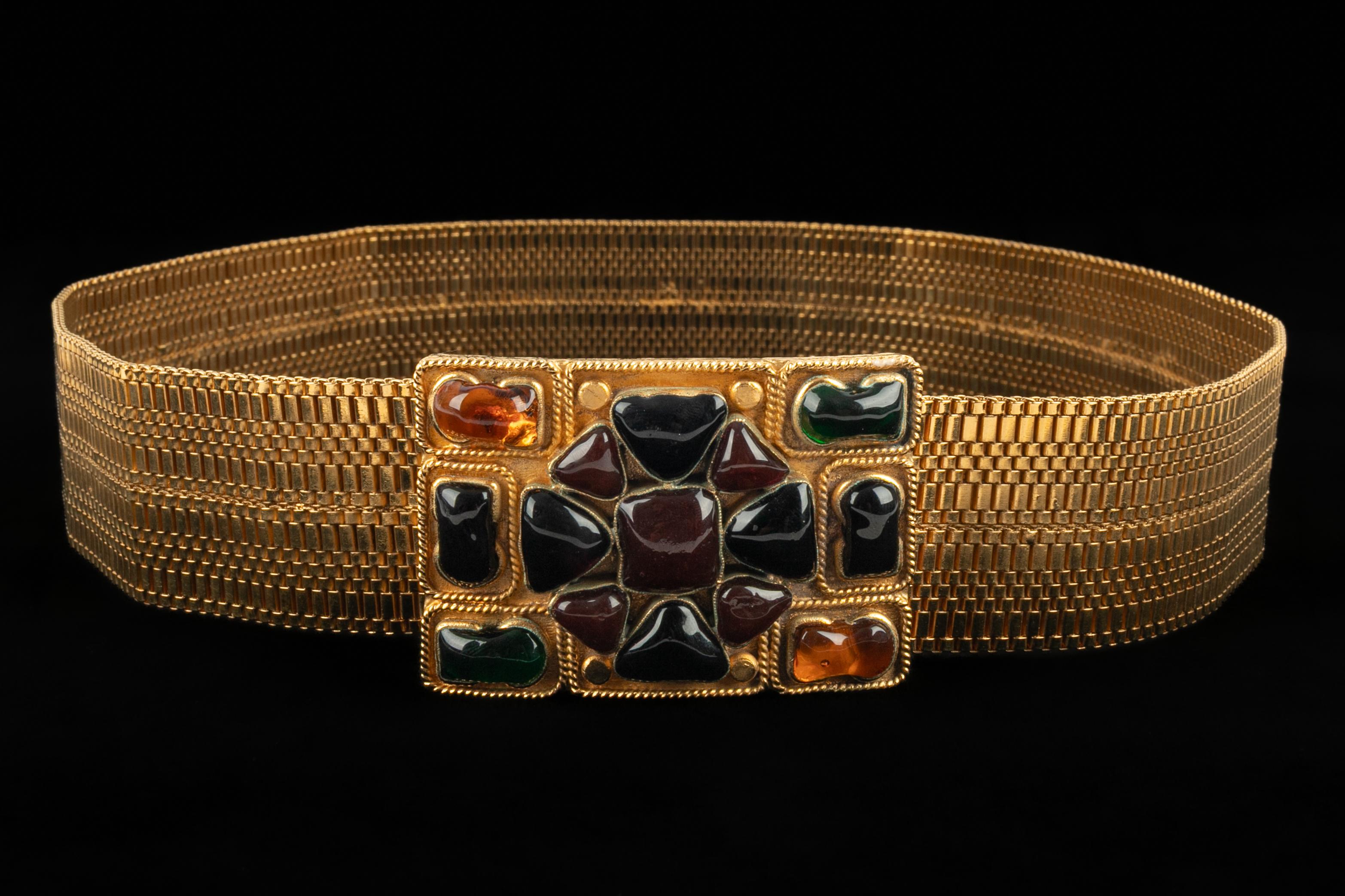 CHANEL - (Made in France) Goldener Metallschmuckgürtel mit rechteckiger Schnalle aus Glaspaste. Herbst-Winter-Kollektion 1997 unter der künstlerischen Leitung von Karl Lagerfeld.

Bedingung:
Sehr guter Zustand

Abmessungen:
Länge: 64 cm - Breite: