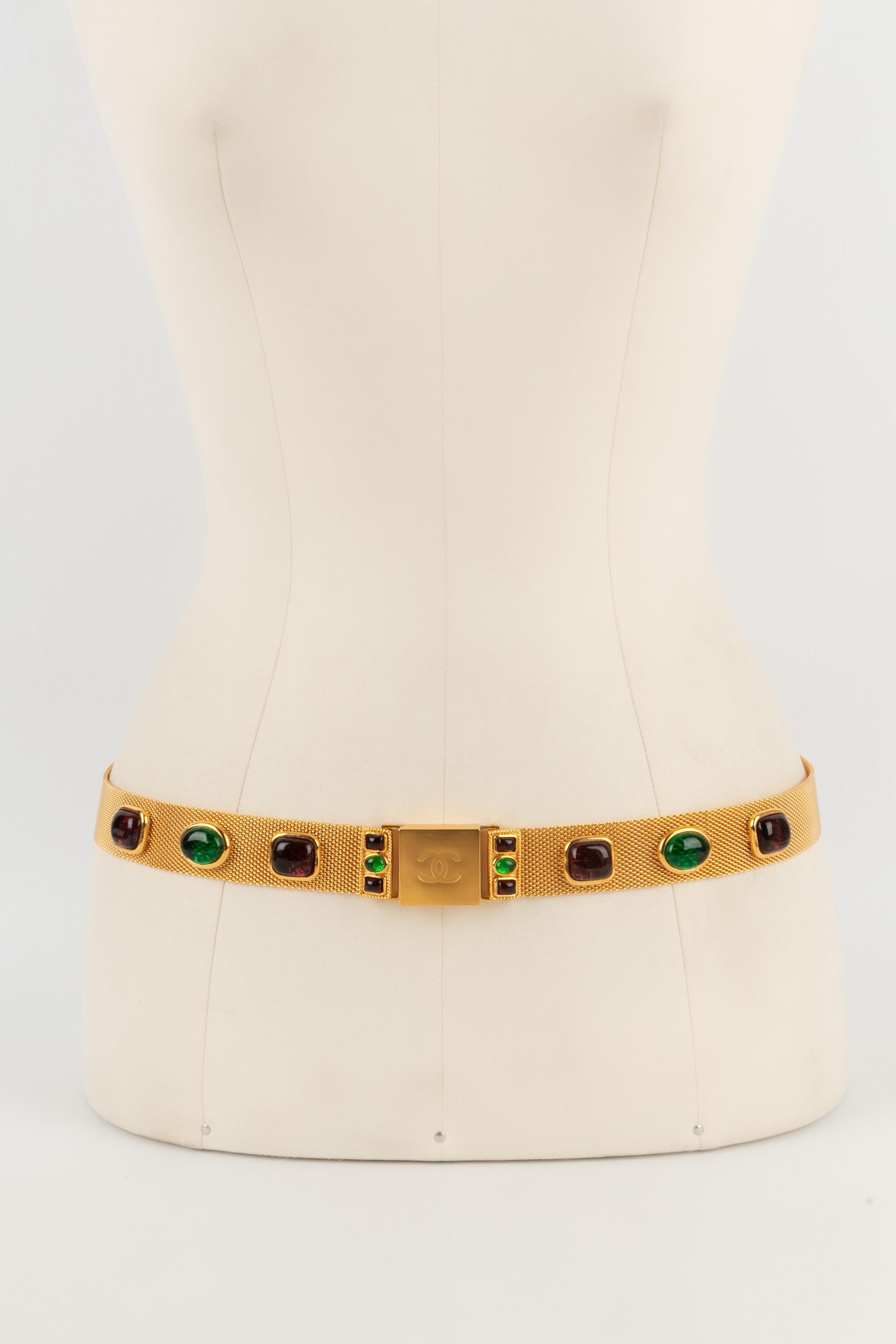 CHANEL - Golden metal Chanel belt with glass paste cabochons.

Condition:
Very good condition

Dimensions:
Length: 81 cm

CCB75