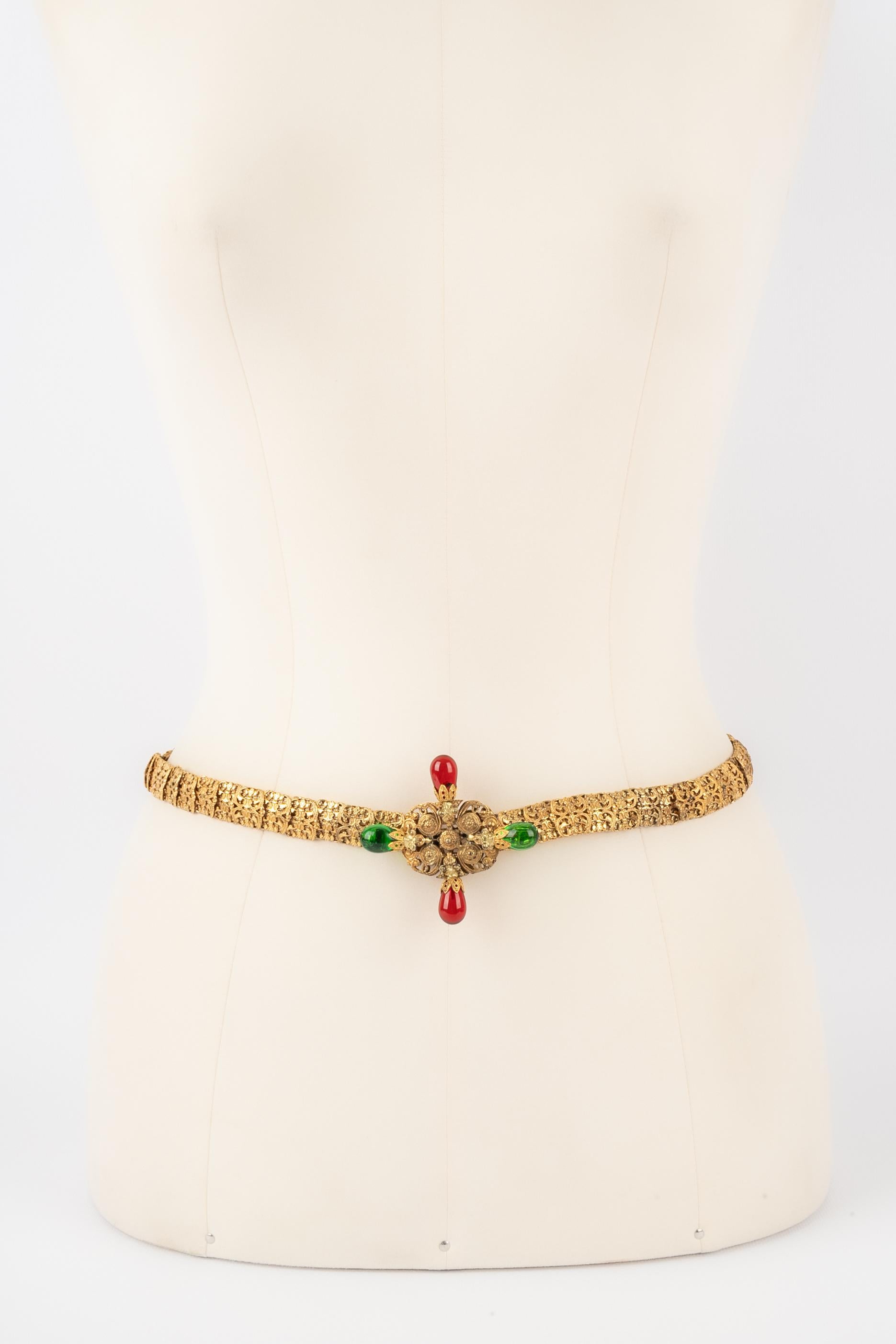 CHANEL - Golden metal belt with a pearly drop buckle. Haute Couture Collection from the Coco era.

Condition:
Very good condition

Dimensions:
Length: 70 cm

CCB29
