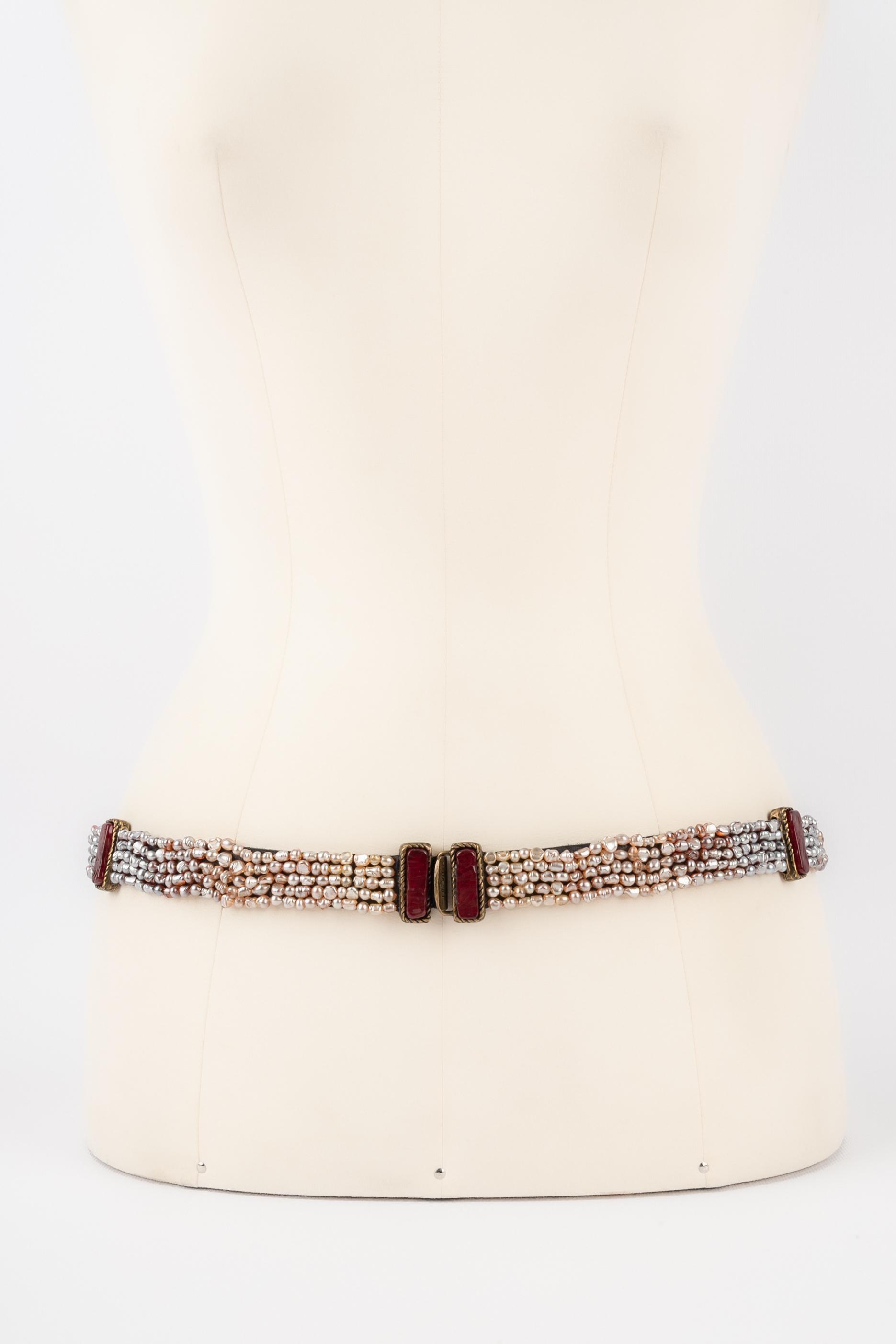 CHANEL - Black leather belt topped with five rows of freshwater pearls interspersed with red glass paste cabochons. 1975 circa Haute Couture Collection. Jewellery created by the Goossens Atelier for the House of Chanel.

Condition:
Very good