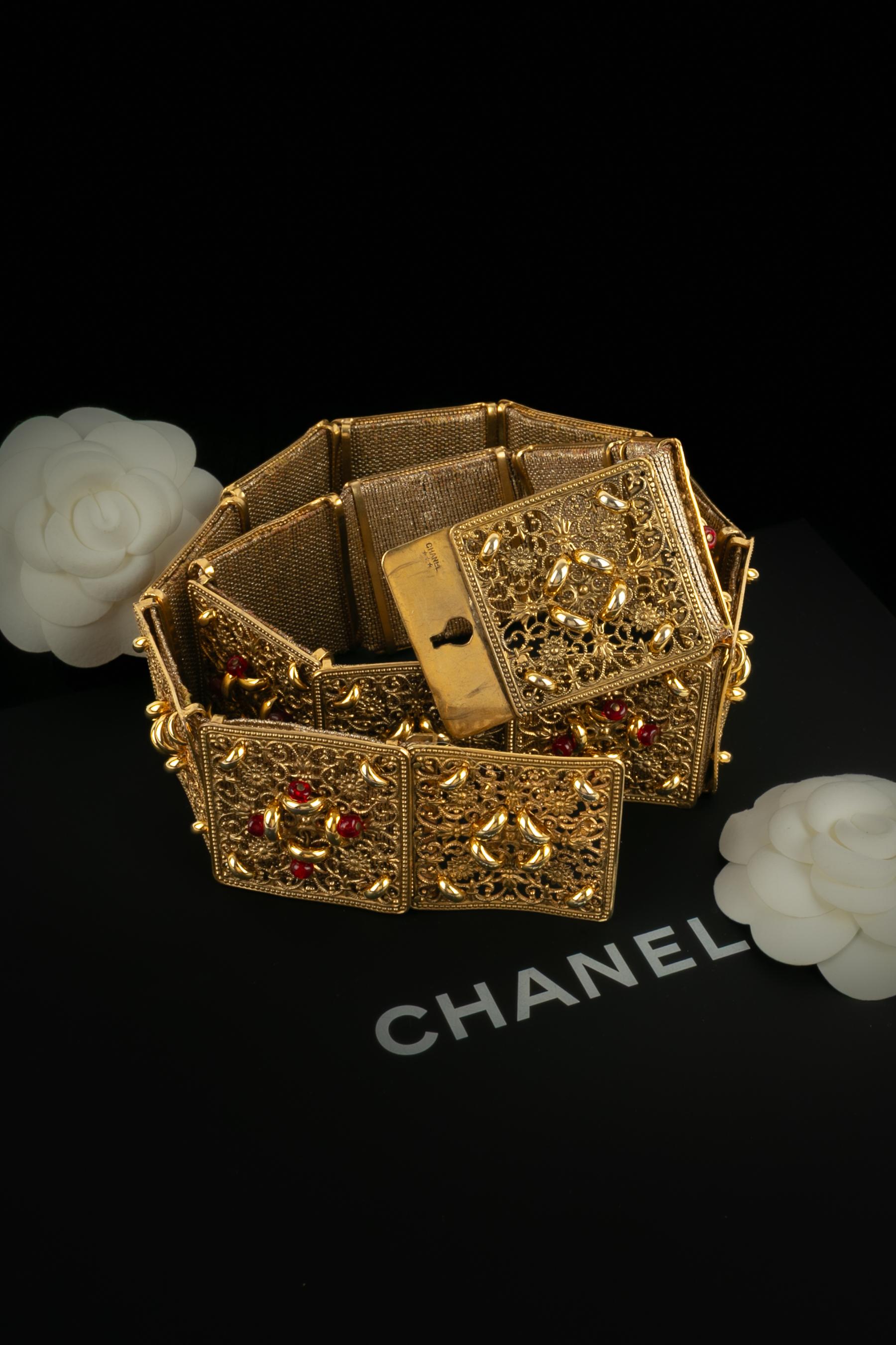 CHANEL - Ceinture ajourée en métal doré avec pâte de verre rouge. Bijoux signés de trois étoiles.

Condit :
Très bon état.

Dimensions :
Longueur : 77 cm

SKU:CCB69