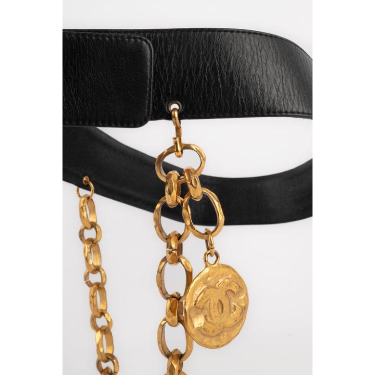 Cinturón Chanel de piel negra con metal dorado batido, 1995 5