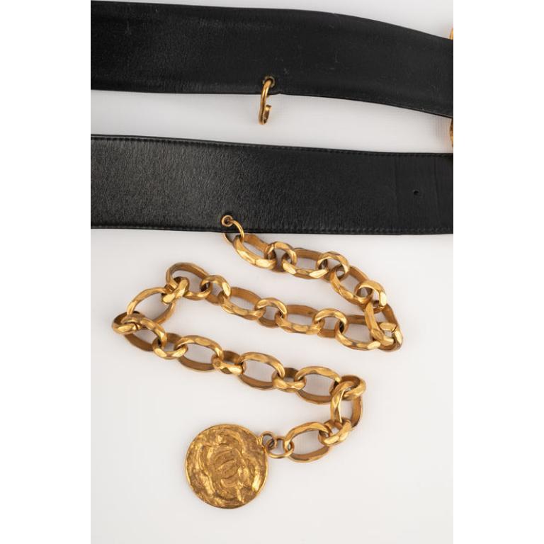 Cinturón Chanel de piel negra con metal dorado batido, 1995 6