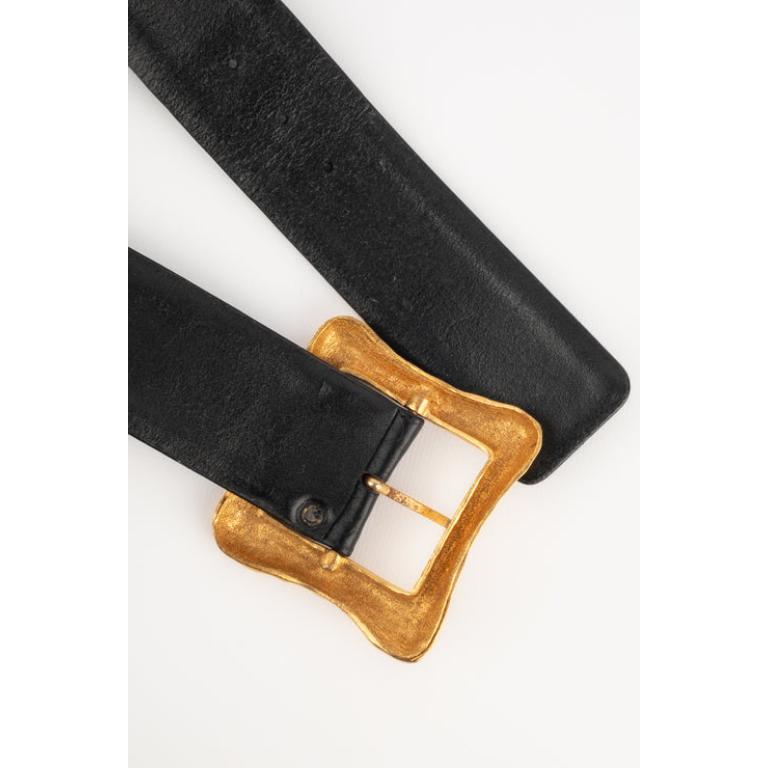 Cinturón Chanel de piel negra con metal dorado batido, 1995 7