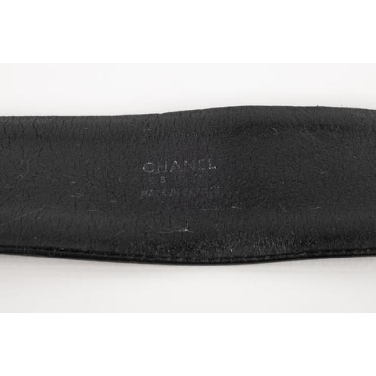 Cinturón Chanel de piel negra con metal dorado batido, 1995 8