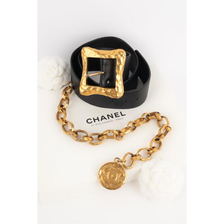 Chanel - (Made in France) Cinturón de piel negra con metal dorado batido. Colección Primavera-Verano 1995.

Más información:
Estado: Buen estado
Dimensiones: Longitud: de 68 cm a 72 cm

Referencia del vendedor: CCB66
