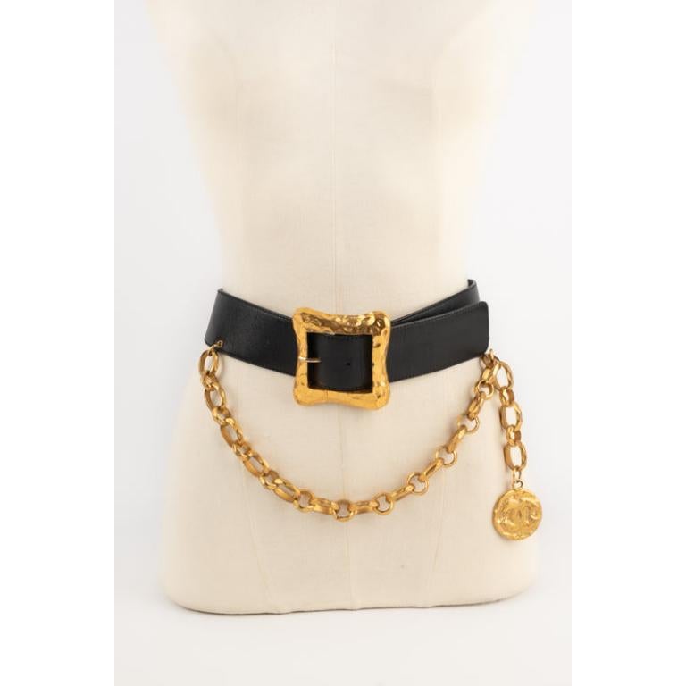 Cinturón Chanel de piel negra con metal dorado batido, 1995 Negro