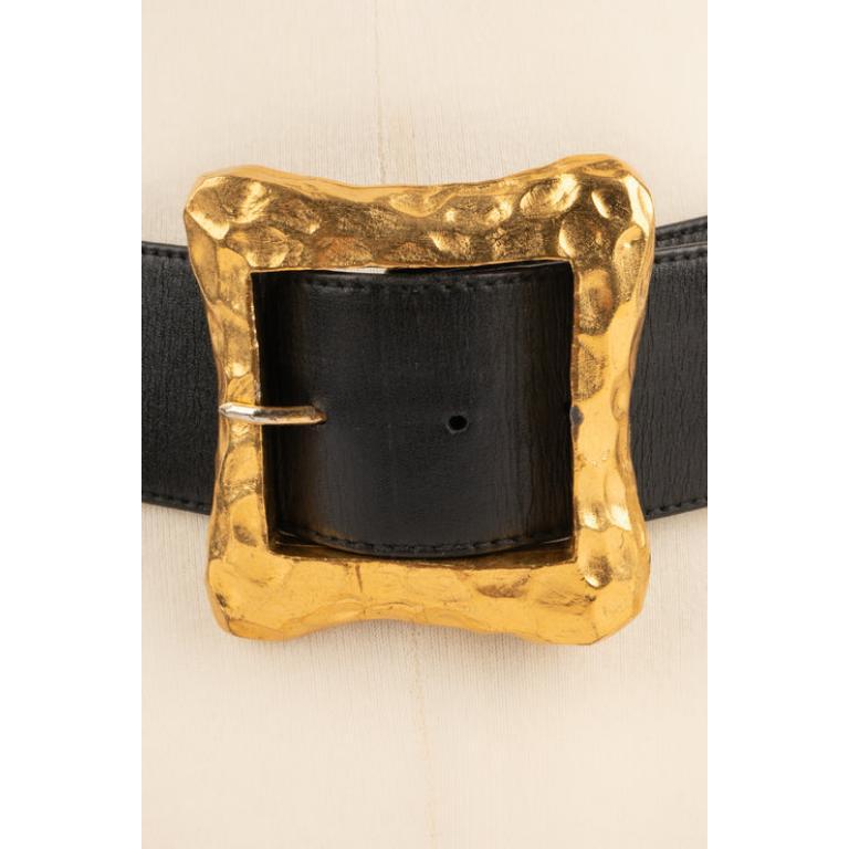 Cinturón Chanel de piel negra con metal dorado batido, 1995 en Bueno Estado en SAINT-OUEN-SUR-SEINE, FR