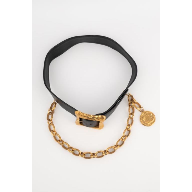 Cinturón Chanel de piel negra con metal dorado batido, 1995 1