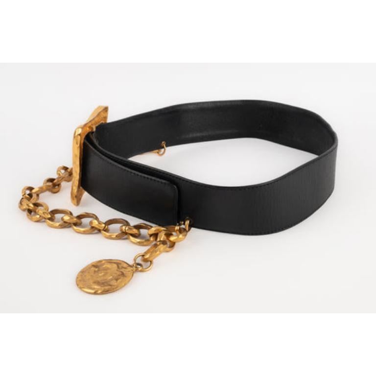 Cinturón Chanel de piel negra con metal dorado batido, 1995 2