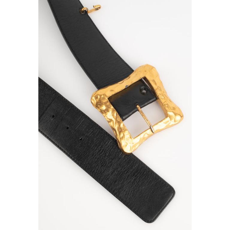 Cinturón Chanel de piel negra con metal dorado batido, 1995 3