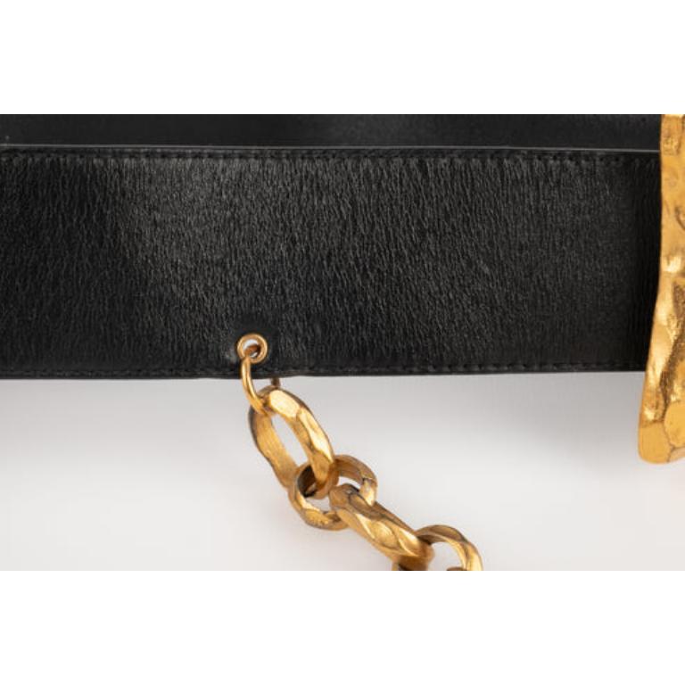 Cinturón Chanel de piel negra con metal dorado batido, 1995 4