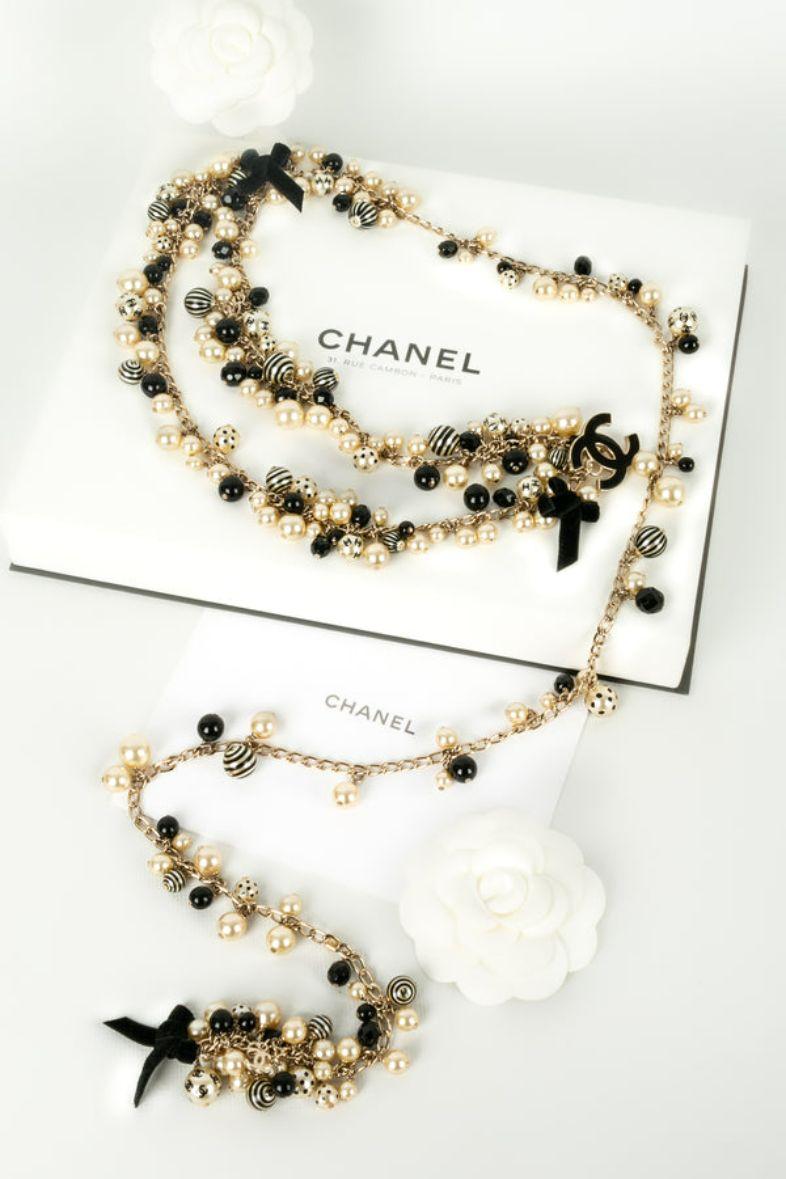 Chanel - (Made in France) Gürtel aus champagnerfarbenem Metall und Perlen. Collection'S 2007.

Zusätzliche Informationen: 
Abmessungen: Länge: 100 cm
Zustand: Sehr guter Zustand
Sellers Ref-Nummer: CCB31