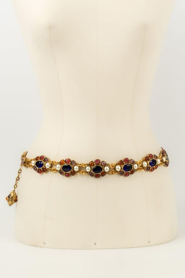 Chanel - Belt in gilded metal, glass paste and pearly cabochons. Collection 1984.

Additional information: 
Dimensions: Length: from 76 cm to 81 cm
Condition: Very good condition
Seller Ref number: CCB109
