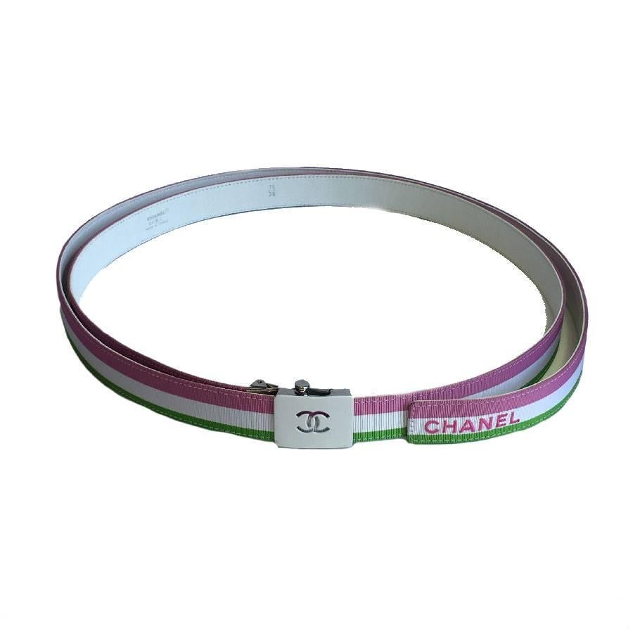 Chanel belt in green, white and pink canvas from the 2004 Cruise Collection. The exterior is in canvas and the interior is in white leather.

Mint condition, Unique size.

Dimensions : Length: 187 cm, width: 3 cm

Will be delivered in a new,
