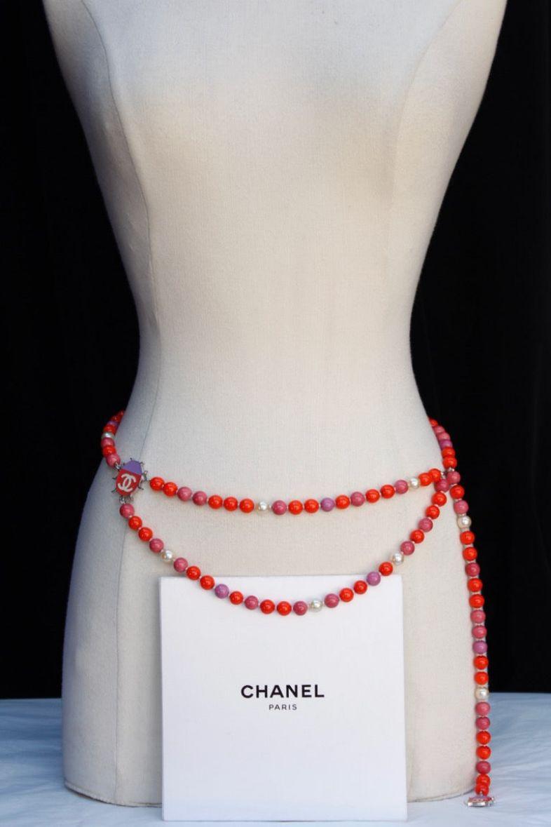 Ceinture Chanel en perles de verre et perles nacrées montées sur nœuds en vente 1
