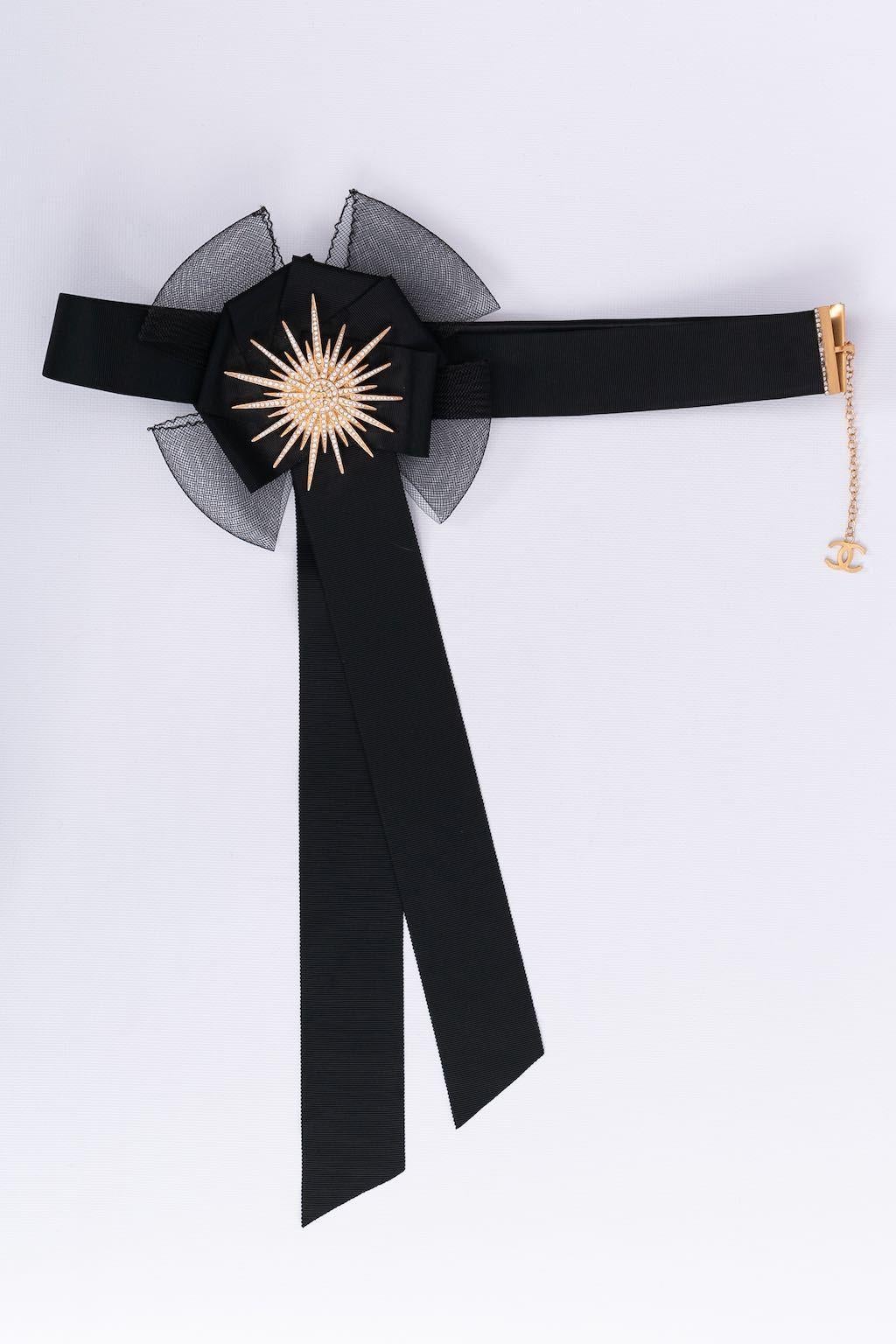 Chane (Made in France) Belt composed of leather and canvas, decorated with tulle and a gilded metal star paved with rhinestones. 2001 Spring - Summer Collection.

Additional information: 
Dimensions: Length: 80 cm to 90 cm (31.49 in x 35.43 in) x