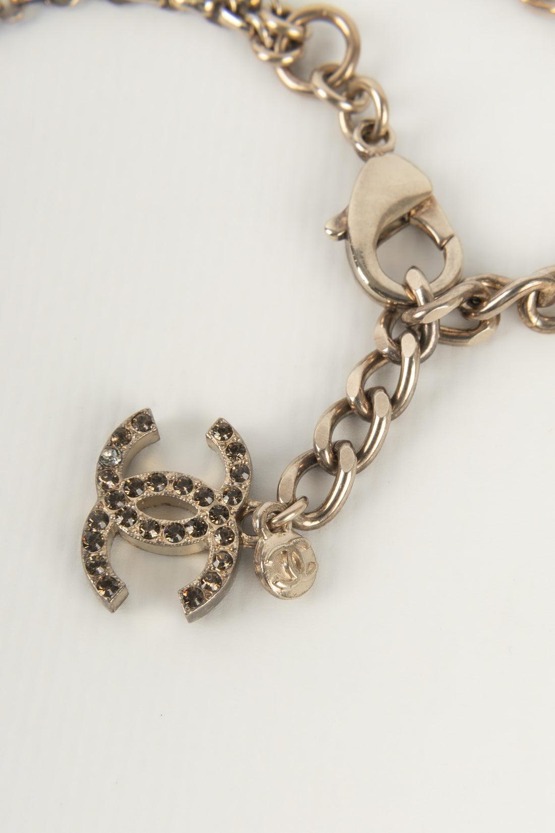 Chanel Gürtel aus silbernem Metallgürtel, verziert mit Charms und Perlen, 2007 im Angebot 6