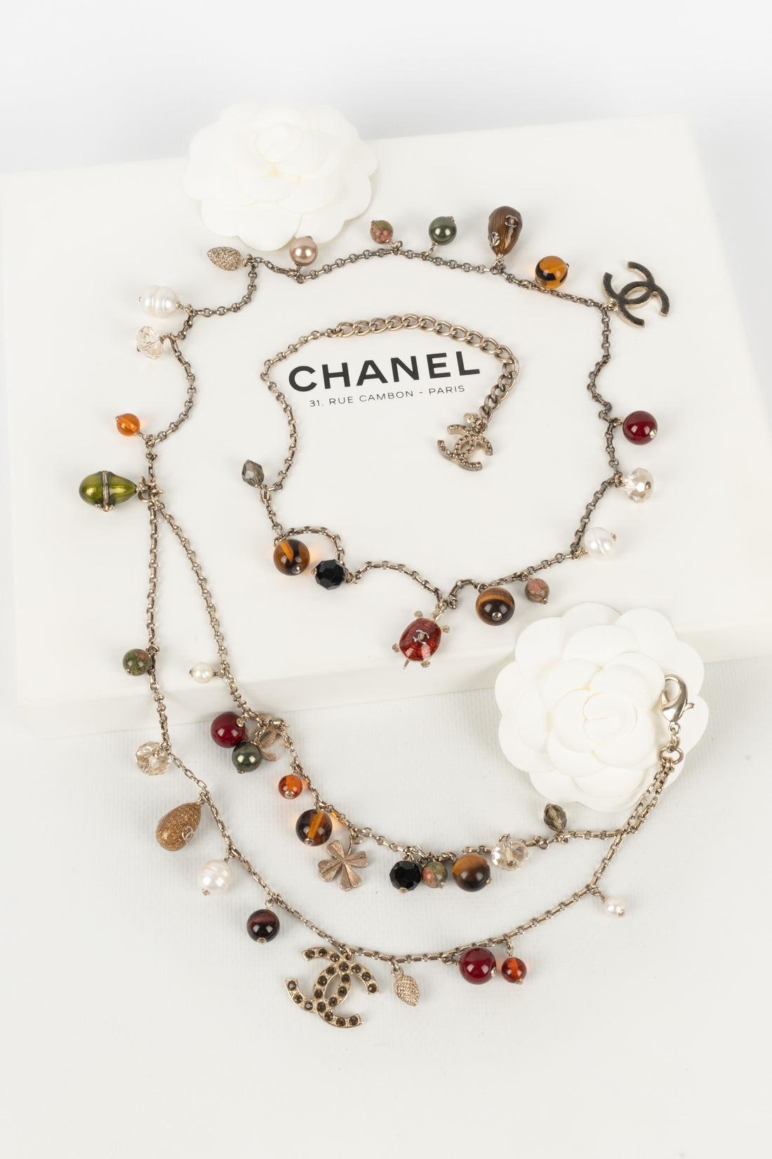 Chanel Gürtel aus silbernem Metallgürtel, verziert mit Charms und Perlen, 2007 im Angebot 7