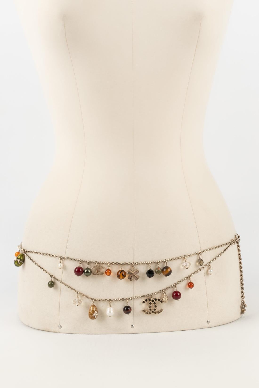 Chanel - (Made in France) Silvery metal belt ornamented with charms and pearls. Fall-Winter 2007 Collection.

Additional information:
Condition: Very good condition
Dimensions: Length: from 95 cm to 104 cm
Period: 21st Century

Seller Reference: