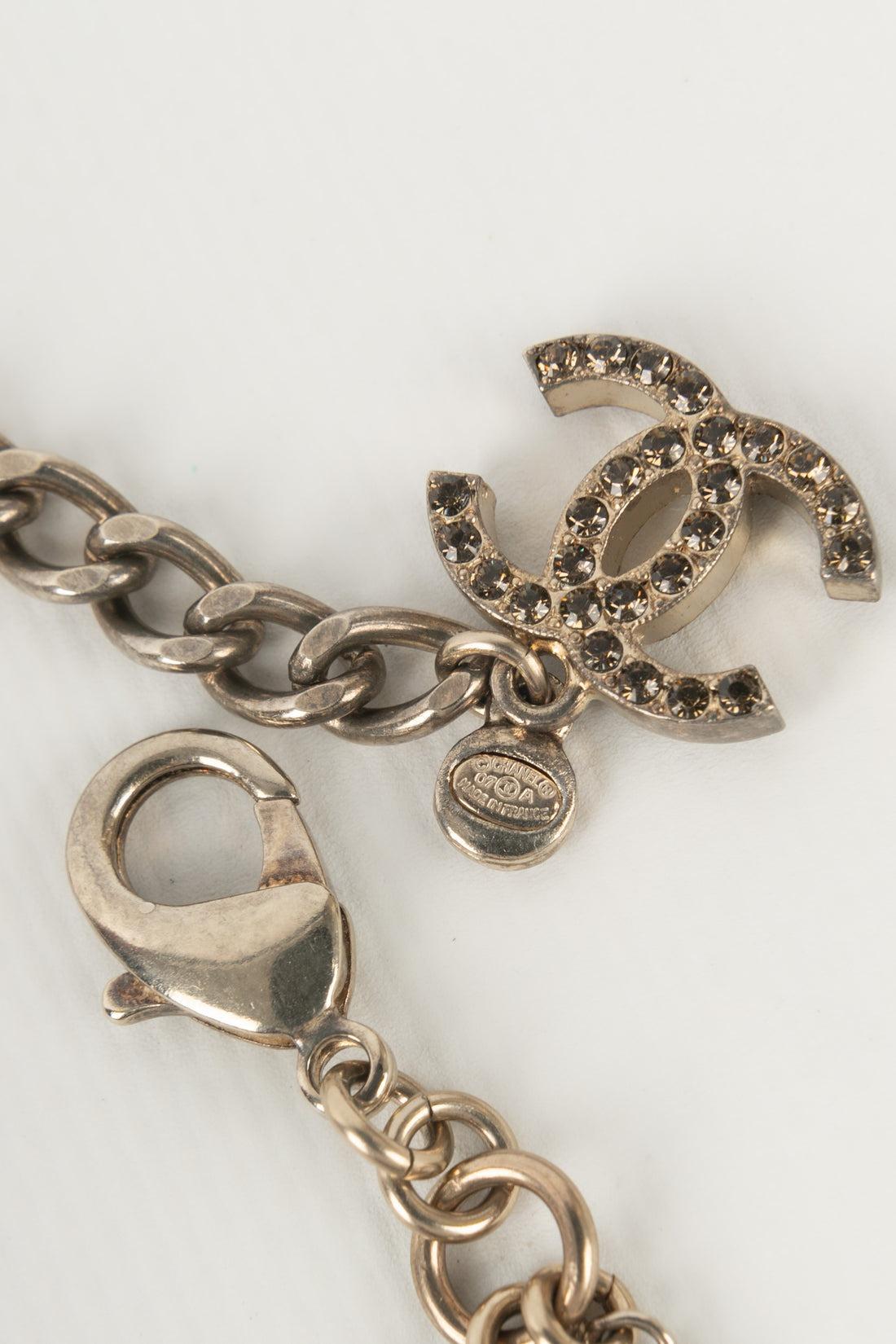 Chanel Gürtel aus silbernem Metallgürtel, verziert mit Charms und Perlen, 2007 im Angebot 4