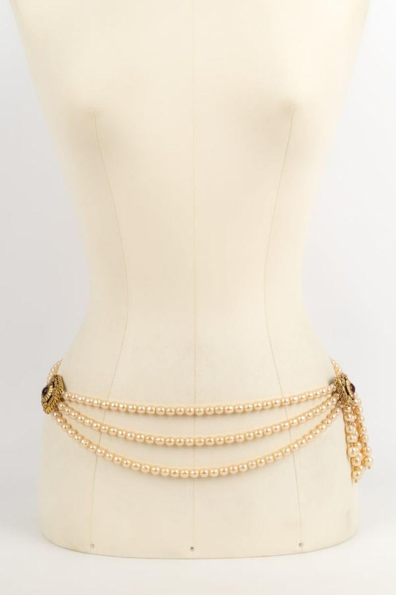 Chanel - Belt of pearly pearls and gilded metal paved with a cabochon in red glass paste. Collection 1983.

Additional information: 
Dimensions: Length: 77 cm
Condition: Very good condition
Seller Ref number: CCB85
