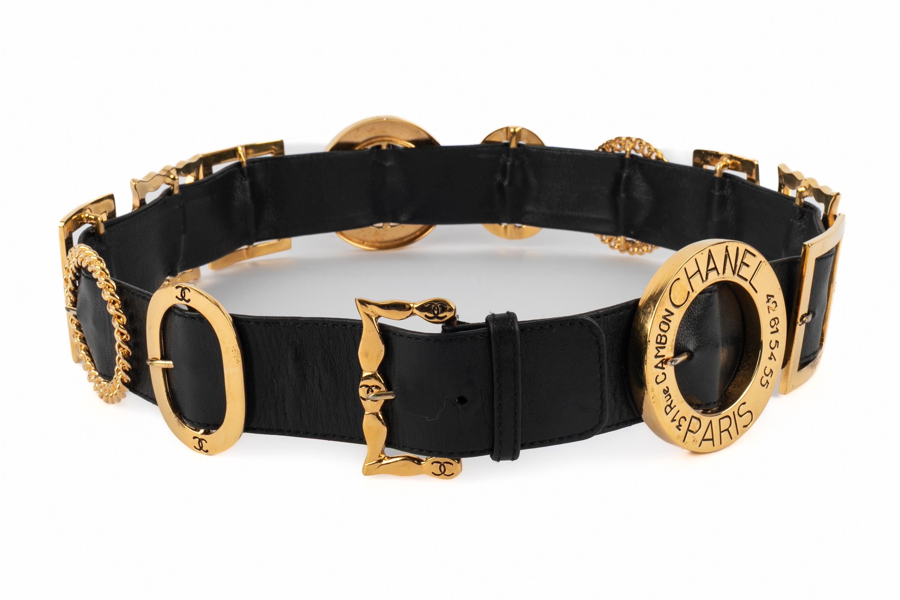 CHANEL - (Fabricado en Francia) Cinturón de piel de cordero negra adornado con múltiples hebillas de metal dorado. Colección prêt-à-porter primavera-verano 1988 bajo la dirección artística de Karl Lagerfeld. No firmado. Diseño similar en el libro