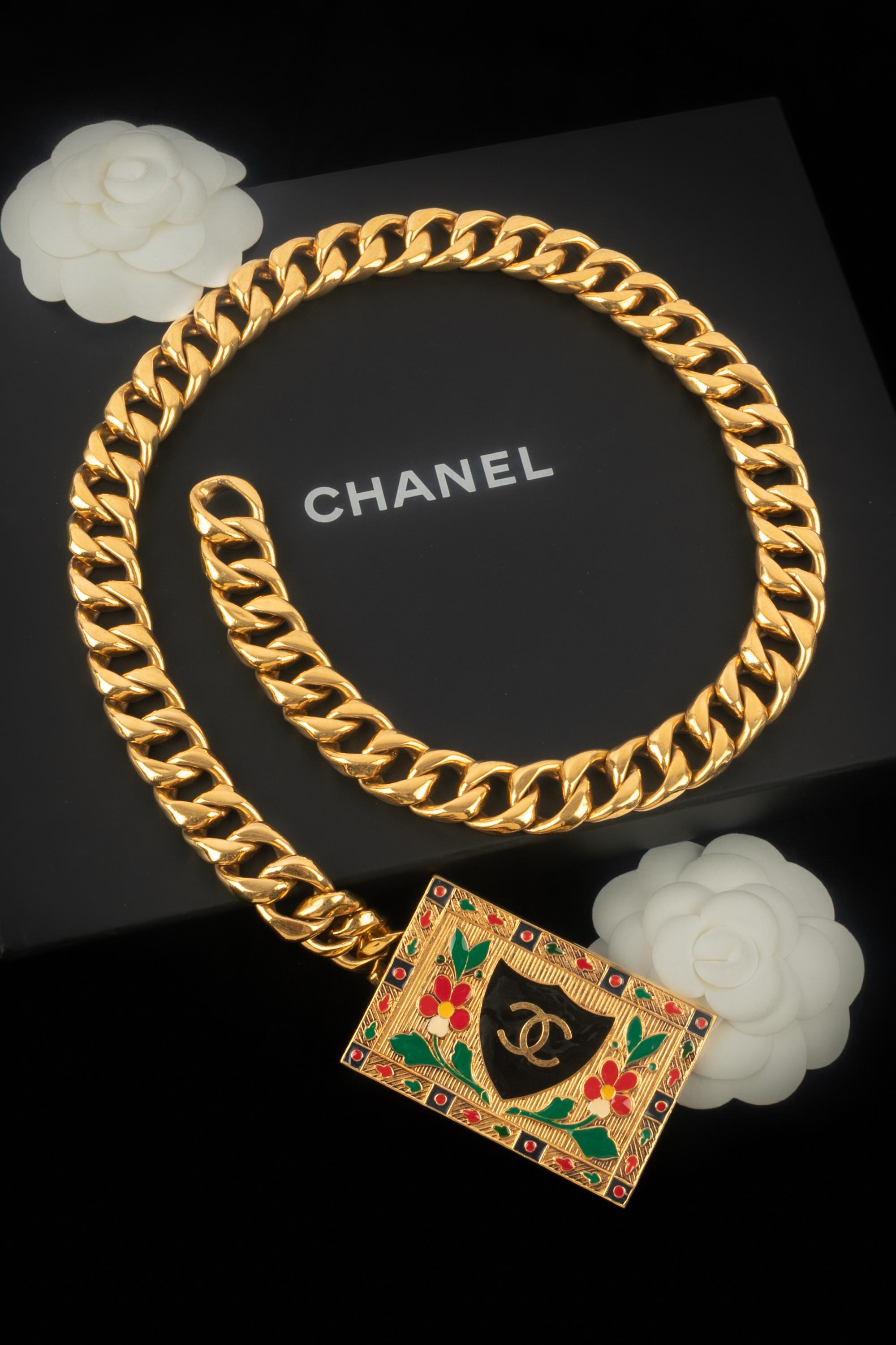 CHANEL - (Made in France) Cinturón de metal dorado con hebilla esmaltada. Colección Primavera-Verano 1988 bajo la dirección artística de Karl Lagerfeld.

Estado:
Muy buen estado

Dimensiones:
Longitud: 75 cm

SKU:CCB45