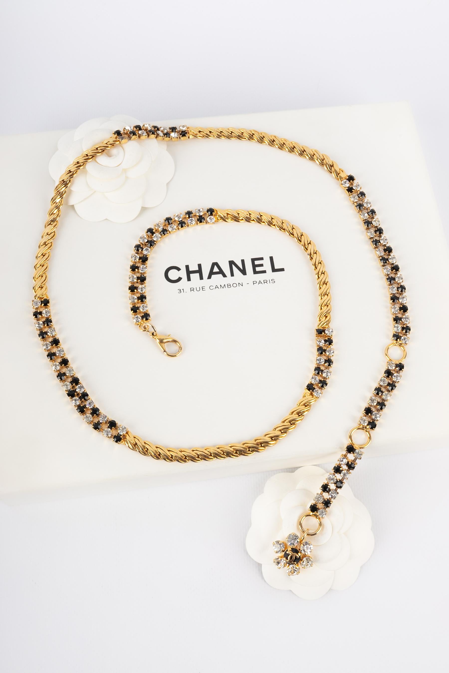 CHANEL - (Made in France) Golden metal articulated belt with rhinestones. 1997 Spring-Summer Collection.

Condition:
Very good condition

Dimensions:
Length: 84 cm // 89 cm // 94 cm

CCB59