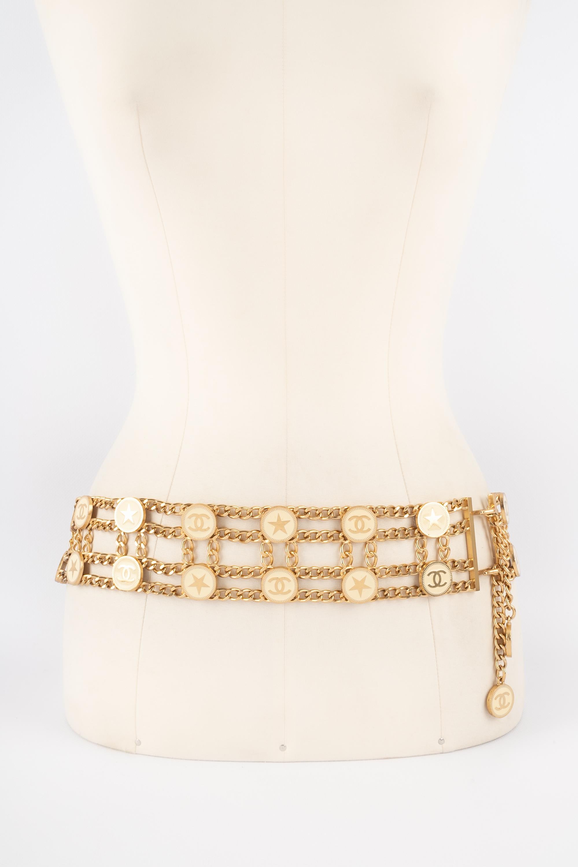 CHANEL -(Made in France) Large golden metal belt with coins enameled with beige. 2001 Spring-Summer Collection. To be mentioned, rare oxidization marks on the metal.

Condition:
Good condition

Dimensions:
Length: from 86 cm to 93 cm - Width: 5.5