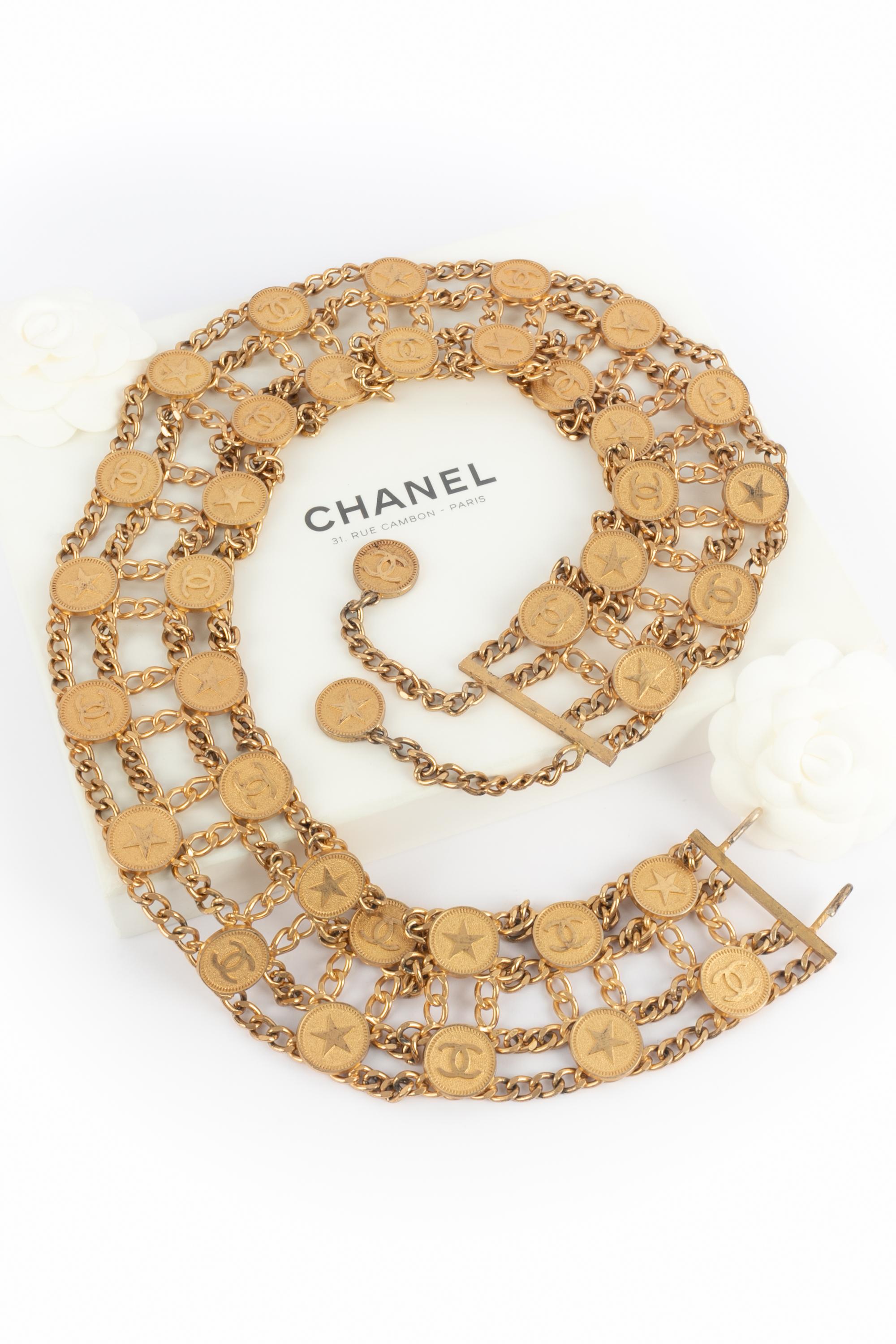 CHANEL - (Made in France) Cinturón ancho de metal dorado con pastillas centradas de estrella y logotipo cc. Colección Primavera-Verano 2001 bajo la dirección artística de Karl Lagerfeld.

Estado:
Buen estado

Dimensiones:
Longitud: de 87 cm a 94 cm