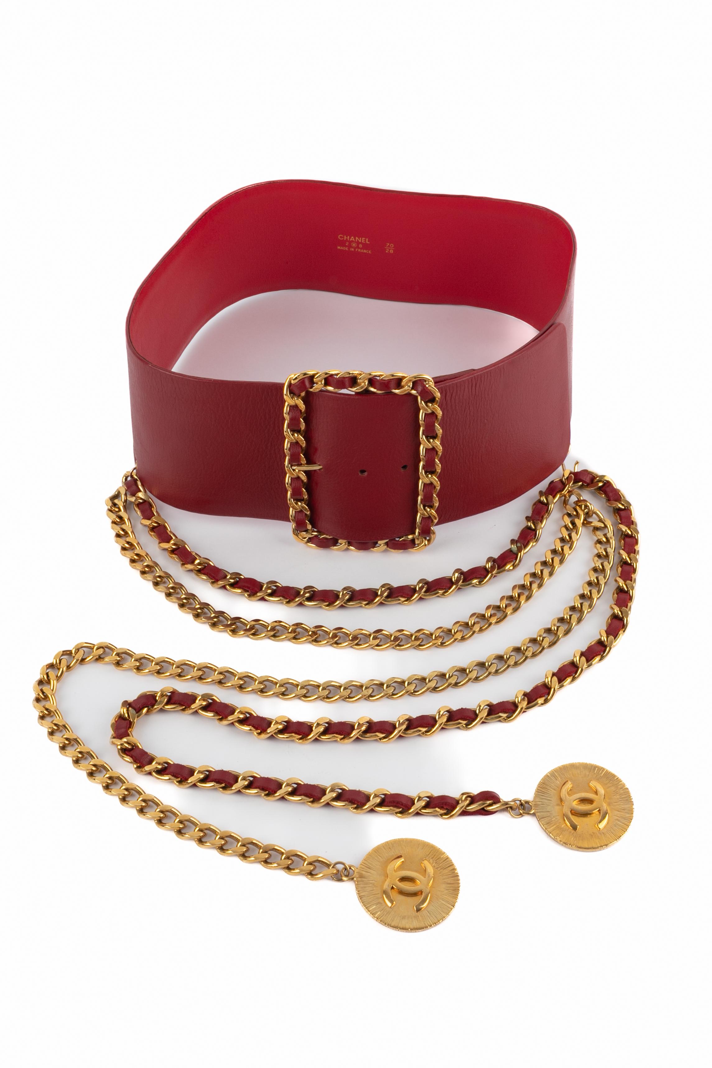 CHANEL - (Made in France) Ceinture en cuir rouge avec une chaîne en métal doré. Collectional printemps-été 1992 sous la direction artistique de Karl Lagerfeld.

Condit :
Bon état

Dimensions :
Longueur : de 69 cm à 73 cm

SKU:CCB51


