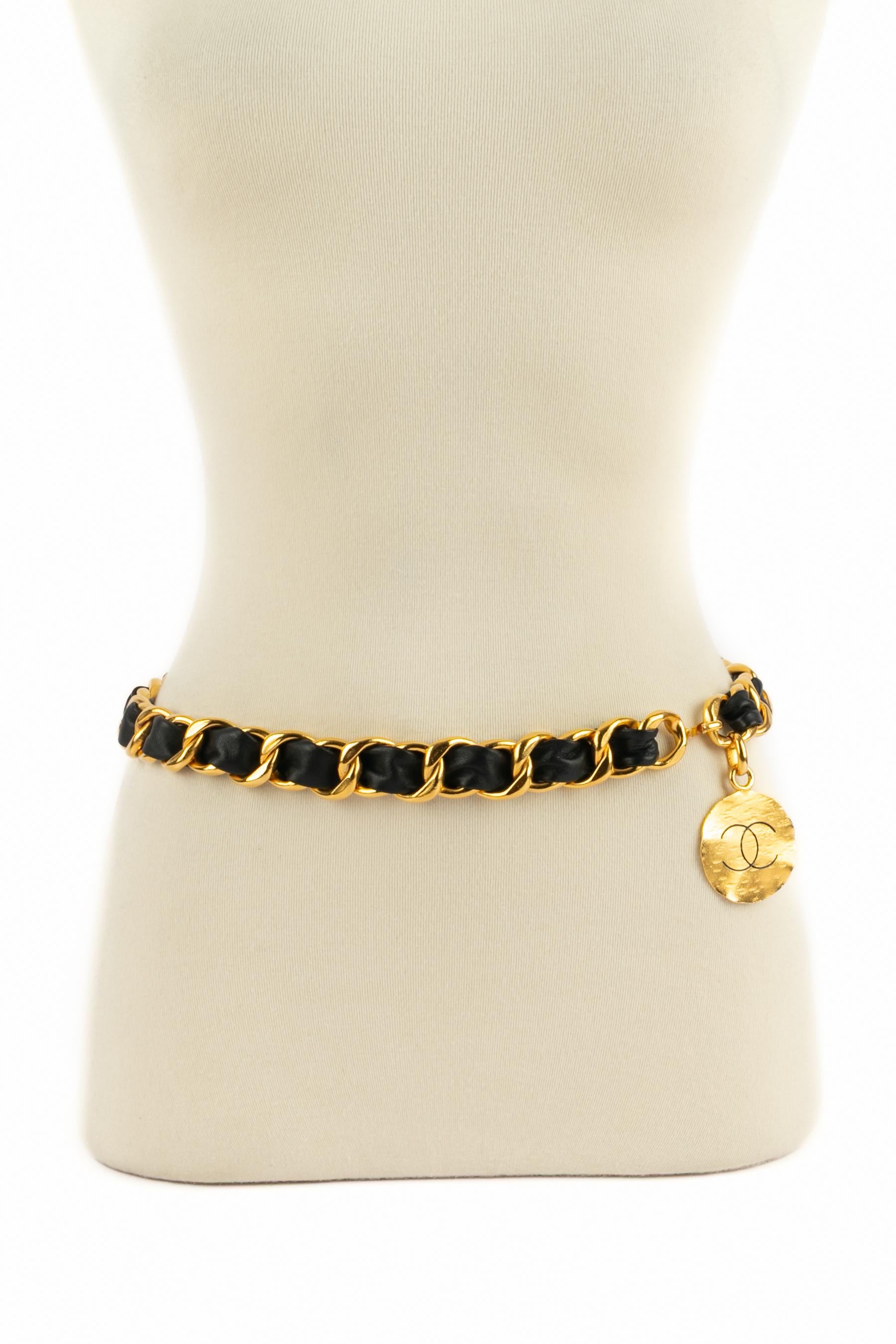CHANEL - (Made in France) Golden metal chain belt interlaced with black leather. 1994 Spring-Summer Collection under the artistic direction of Karl Lagerfeld.

Condition:
Very good condition

Dimensions:
Length: 70 cm

SKU:CCB42