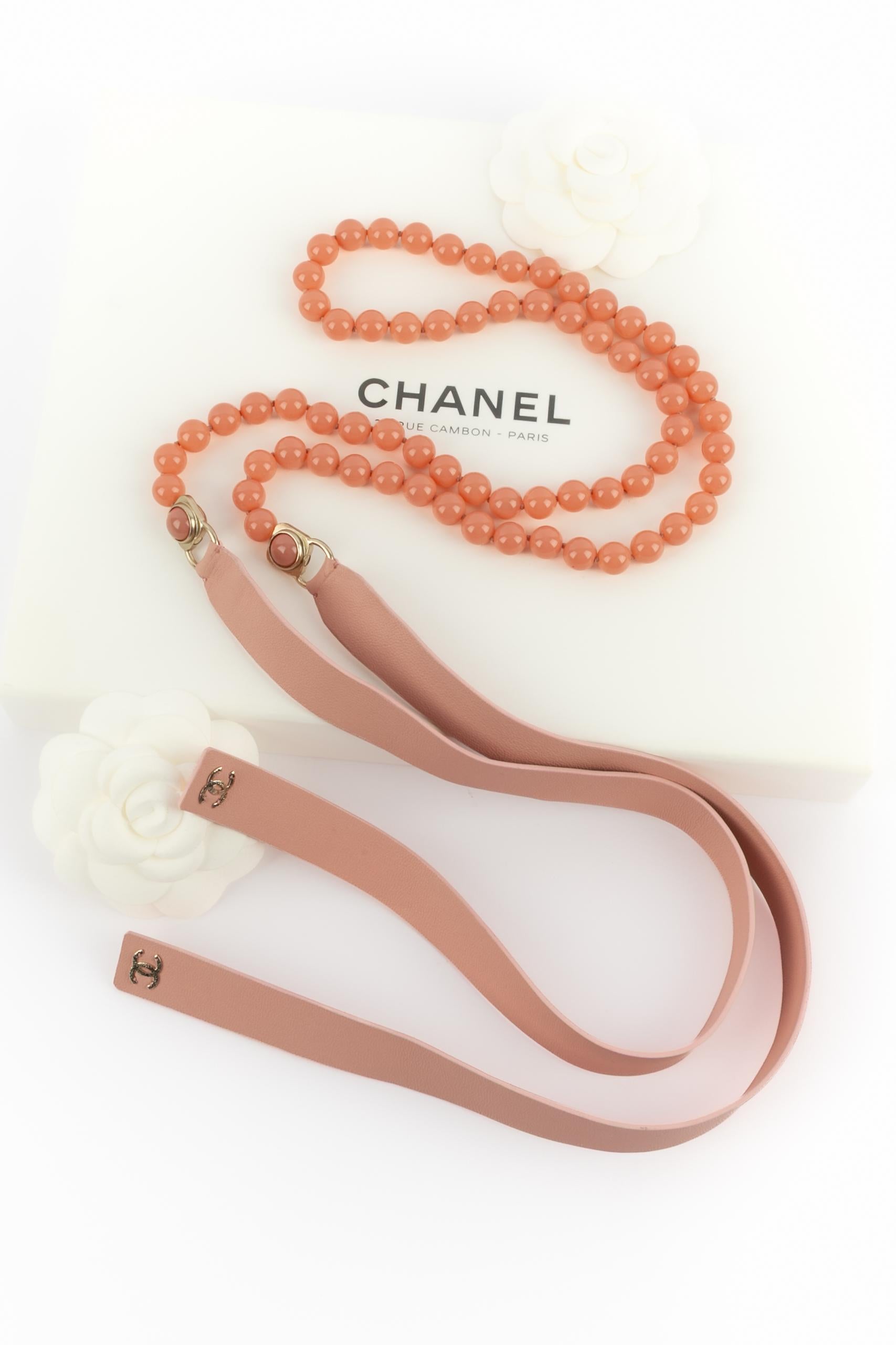 Chanel - (Made in France) Cintura in pelle rosa con perle di vetro rosa. Collezione Primavera-Estate 2022 sotto la direzione artistica di Virginie Viard.

Condizioni:
Ottime condizioni

Dimensioni:
Lunghezza: 165 cm

SKU:CCB64