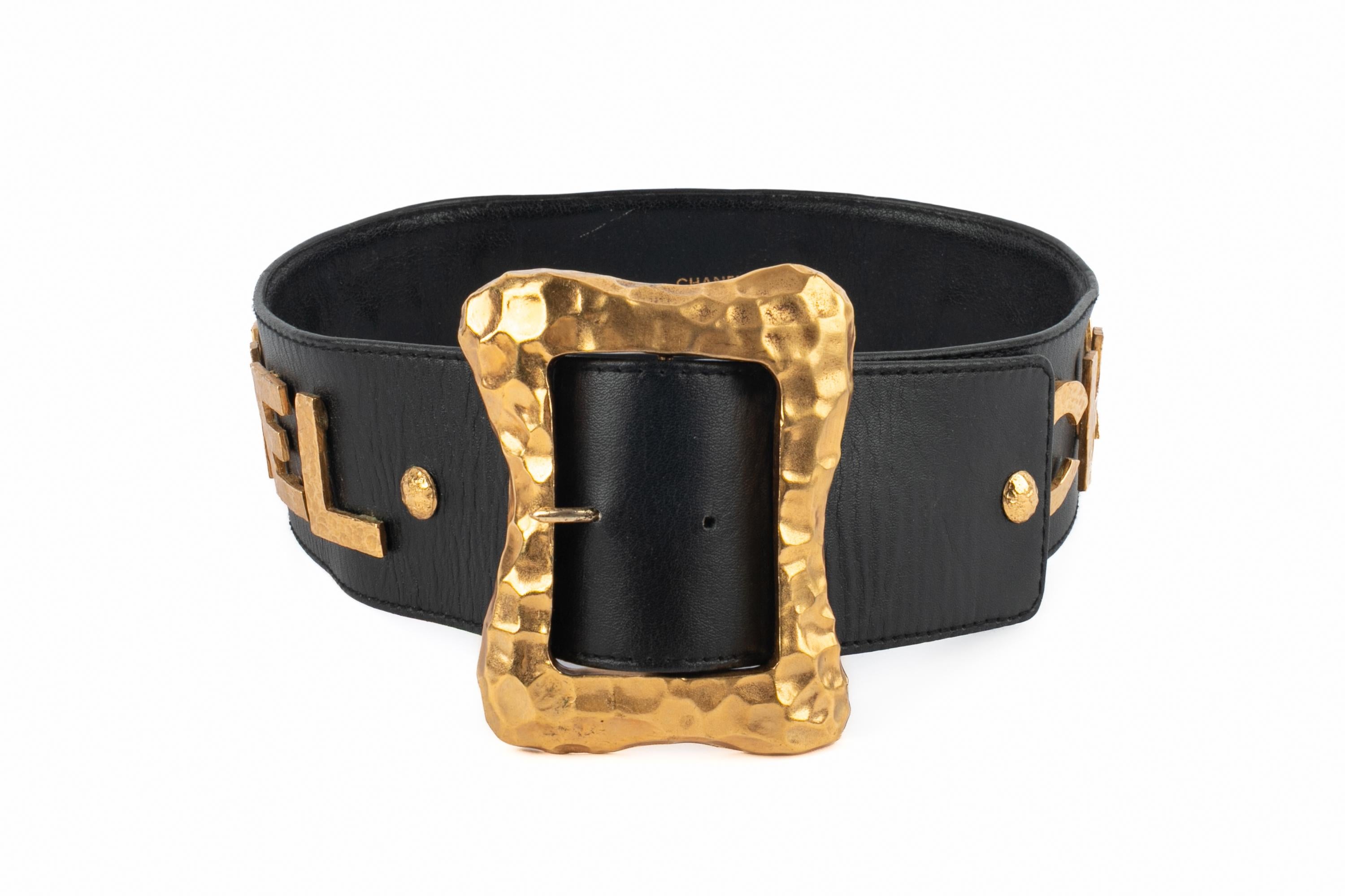 CHANEL - (Made in France) Black leather belt with beaten golden metal. 1993 Fall-Winter Collection under the artistic direction of Karl Lagerfeld.

Condition:
Good condition

Dimensions:
Length: 62 cm to 66 cm

SKU:CCB52