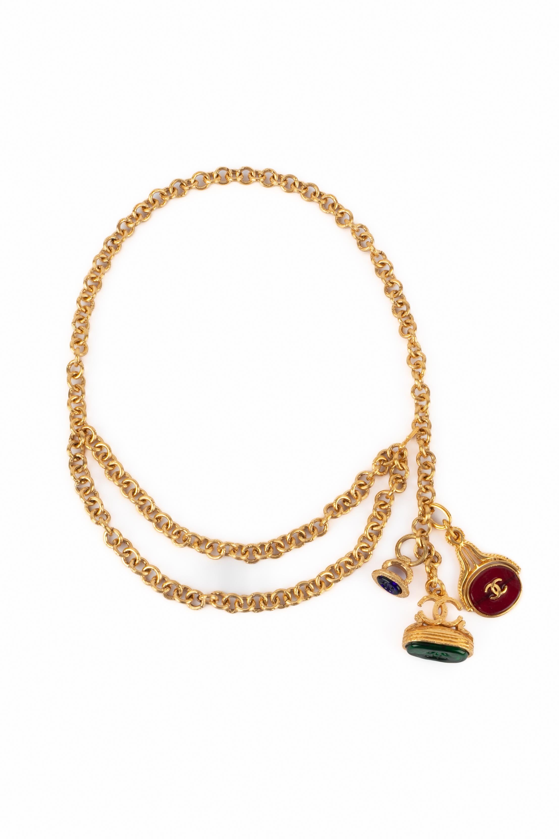 CHANEL - (Made in France) Goldener Metallgürtel mit grüner, blauer und roter Glaspaste. Herbst-Winter-Kollektion 1993, unter der Leitung von Karl Lagerfeld.

Bedingung:
Sehr guter Zustand

Abmessungen:
Länge: 73 cm

SKU:CCB35