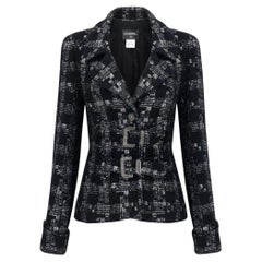 Veste en tweed avec ceinture noire et boutons CC Chanel